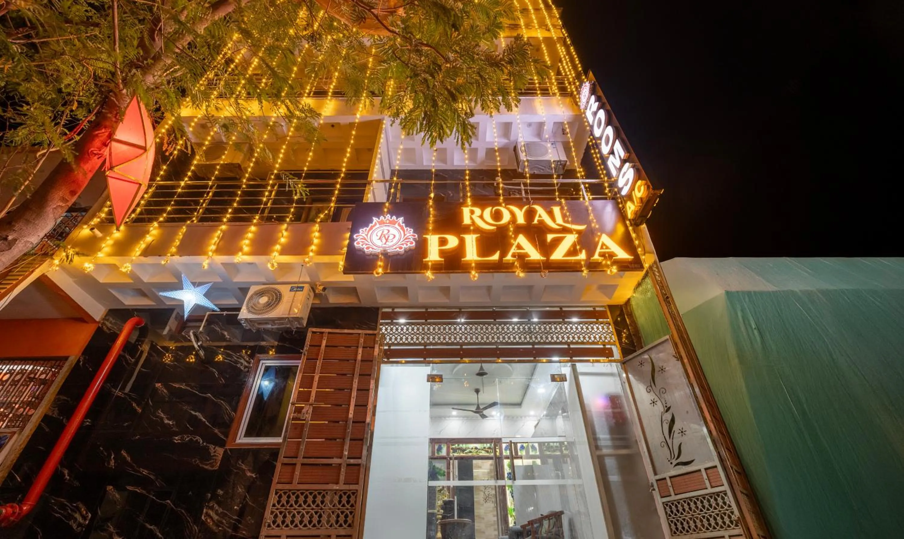 Property building in Treebo Royal Plaza, 700 Mts From Promenade Beach