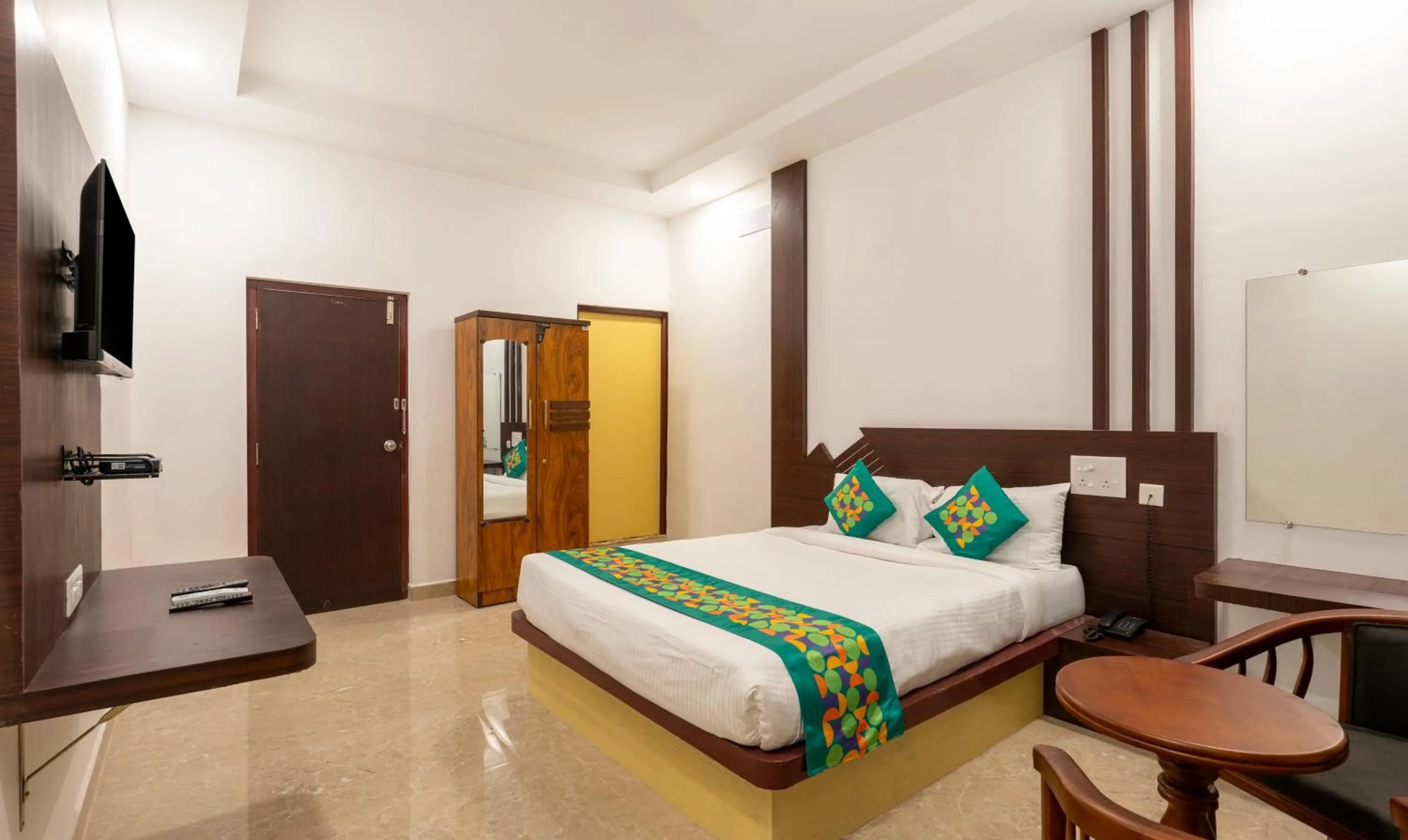 Bedroom, Bed in Treebo Royal Plaza, 700 Mts From Promenade Beach