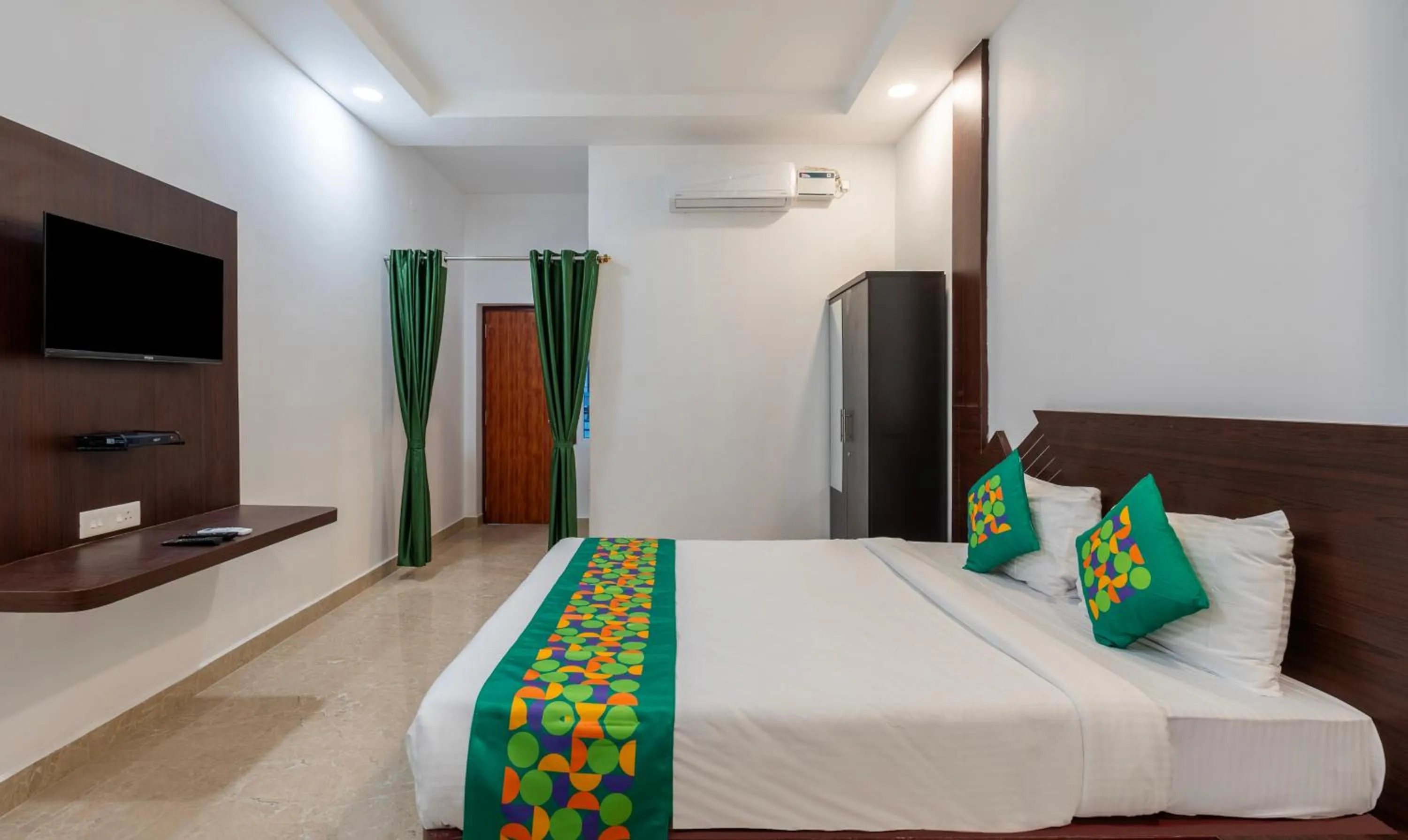 Bedroom, Bed in Treebo Royal Plaza, 700 Mts From Promenade Beach