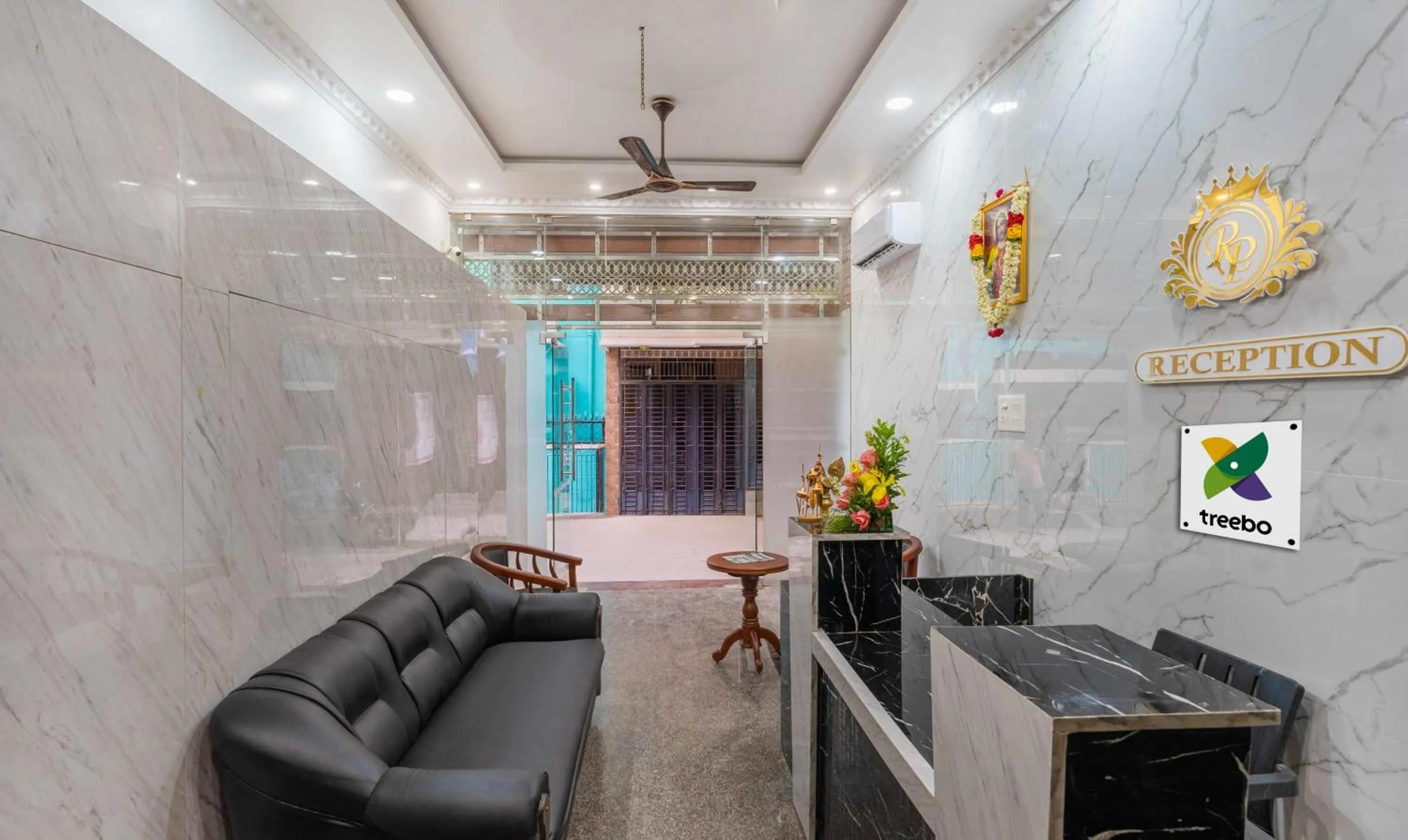 Seating area in Treebo Royal Plaza, 700 Mts From Promenade Beach