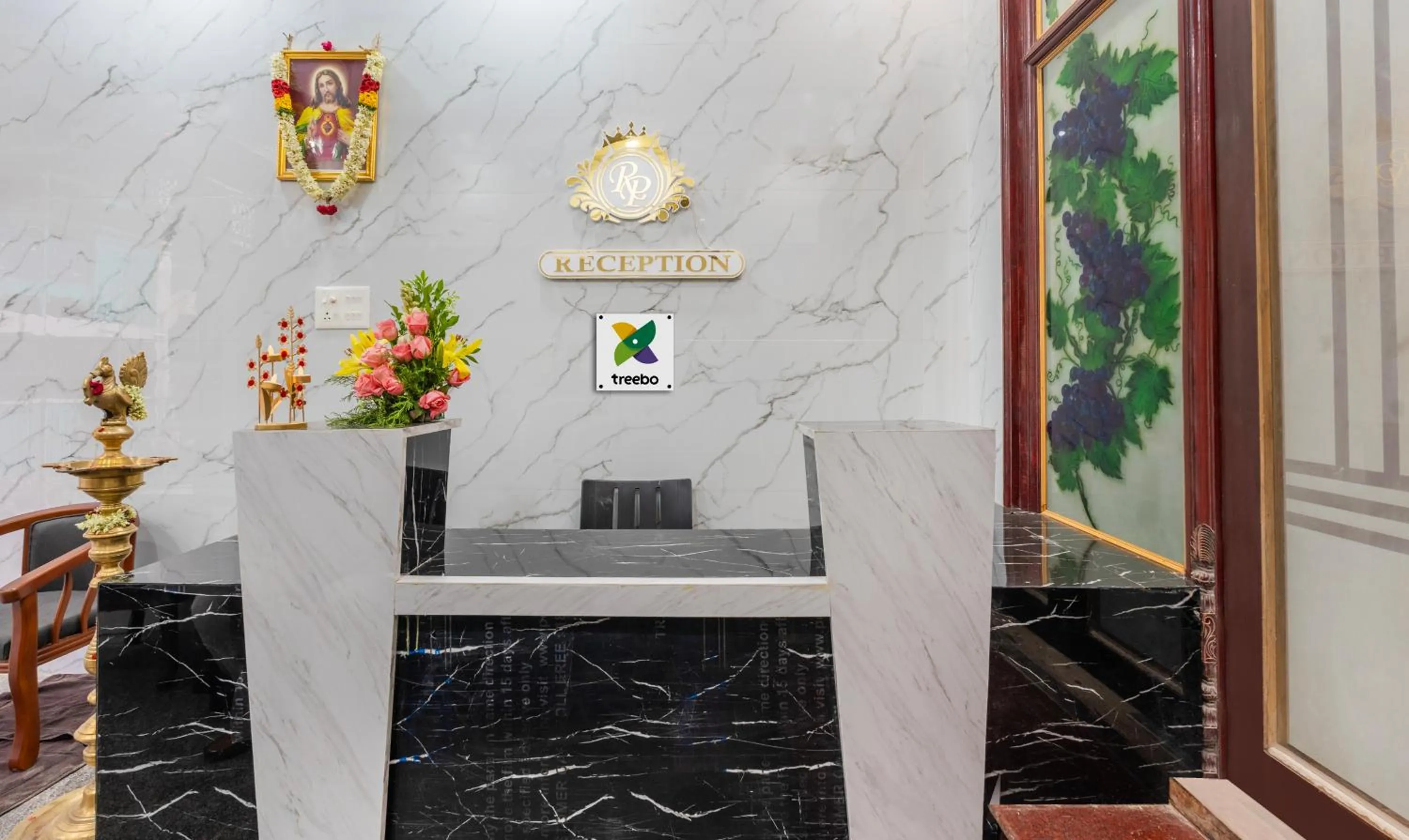Lobby or reception in Treebo Royal Plaza, 700 Mts From Promenade Beach