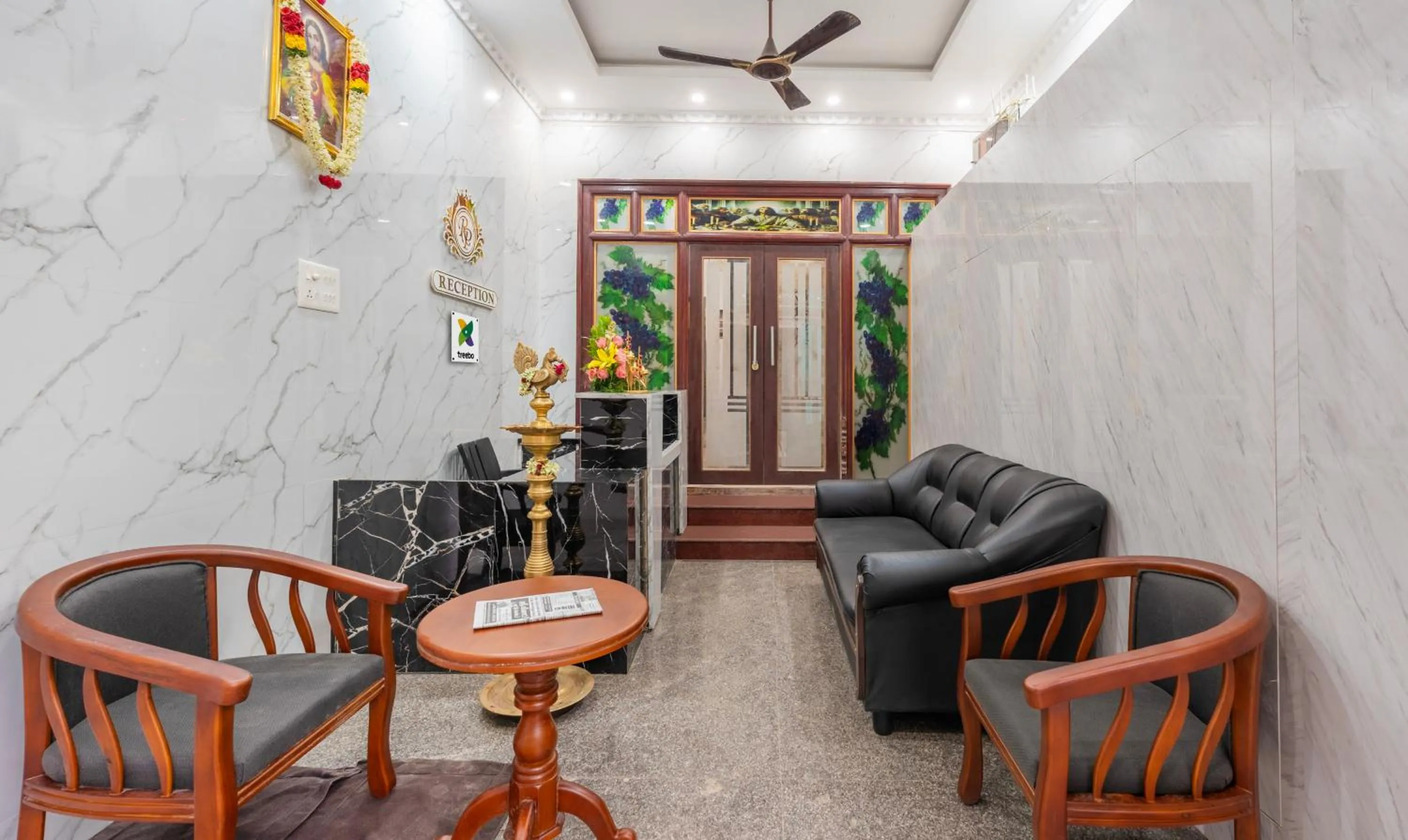 Lobby or reception in Treebo Royal Plaza, 700 Mts From Promenade Beach