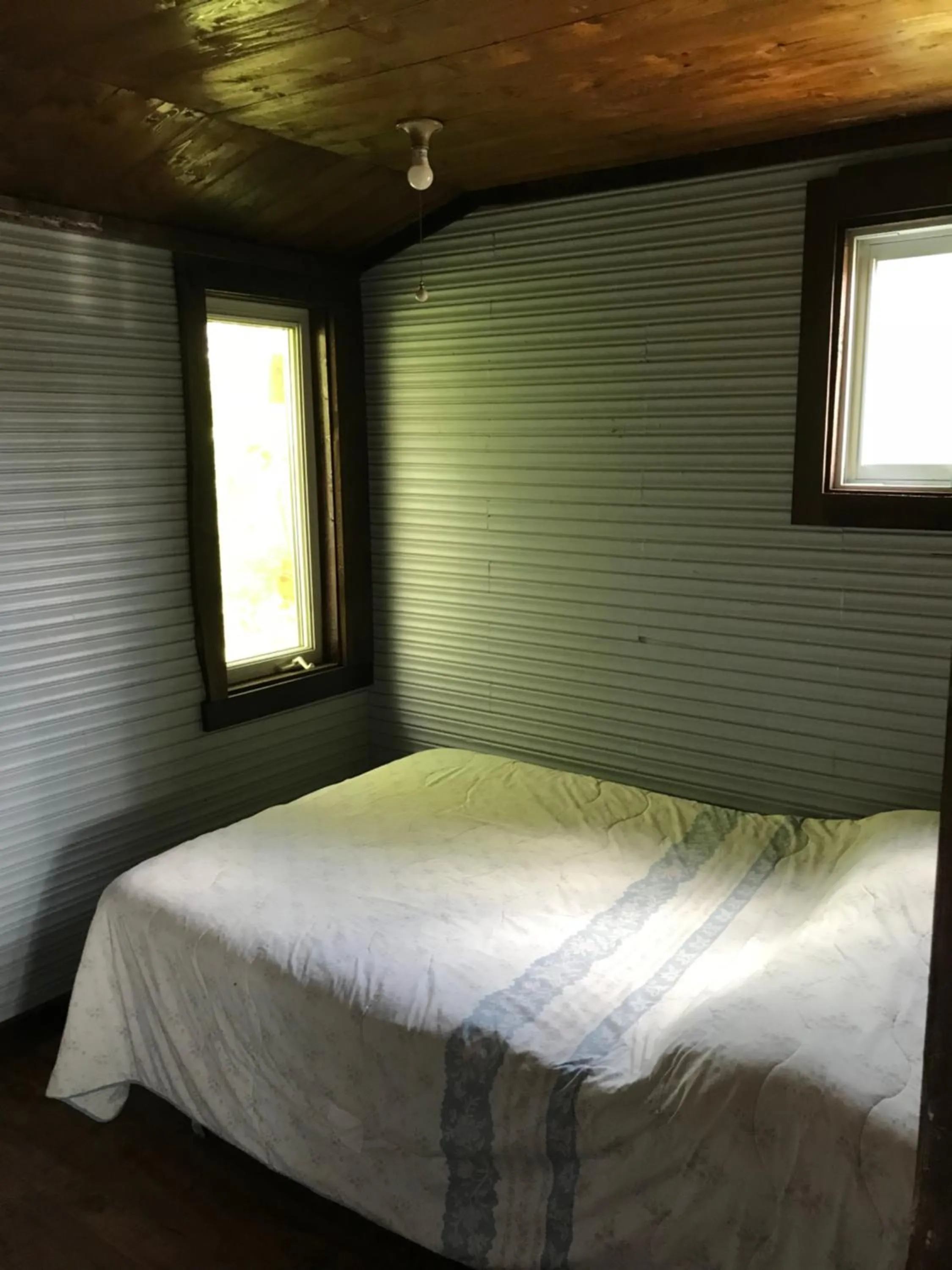 Bed in Mowat Landing Cottages