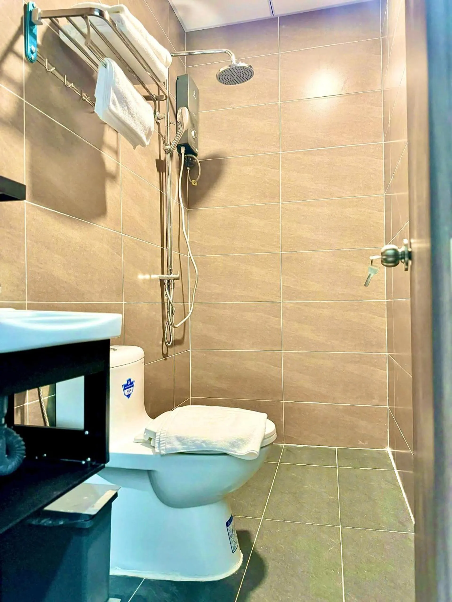 Shower in Bros Citihouse Hotel