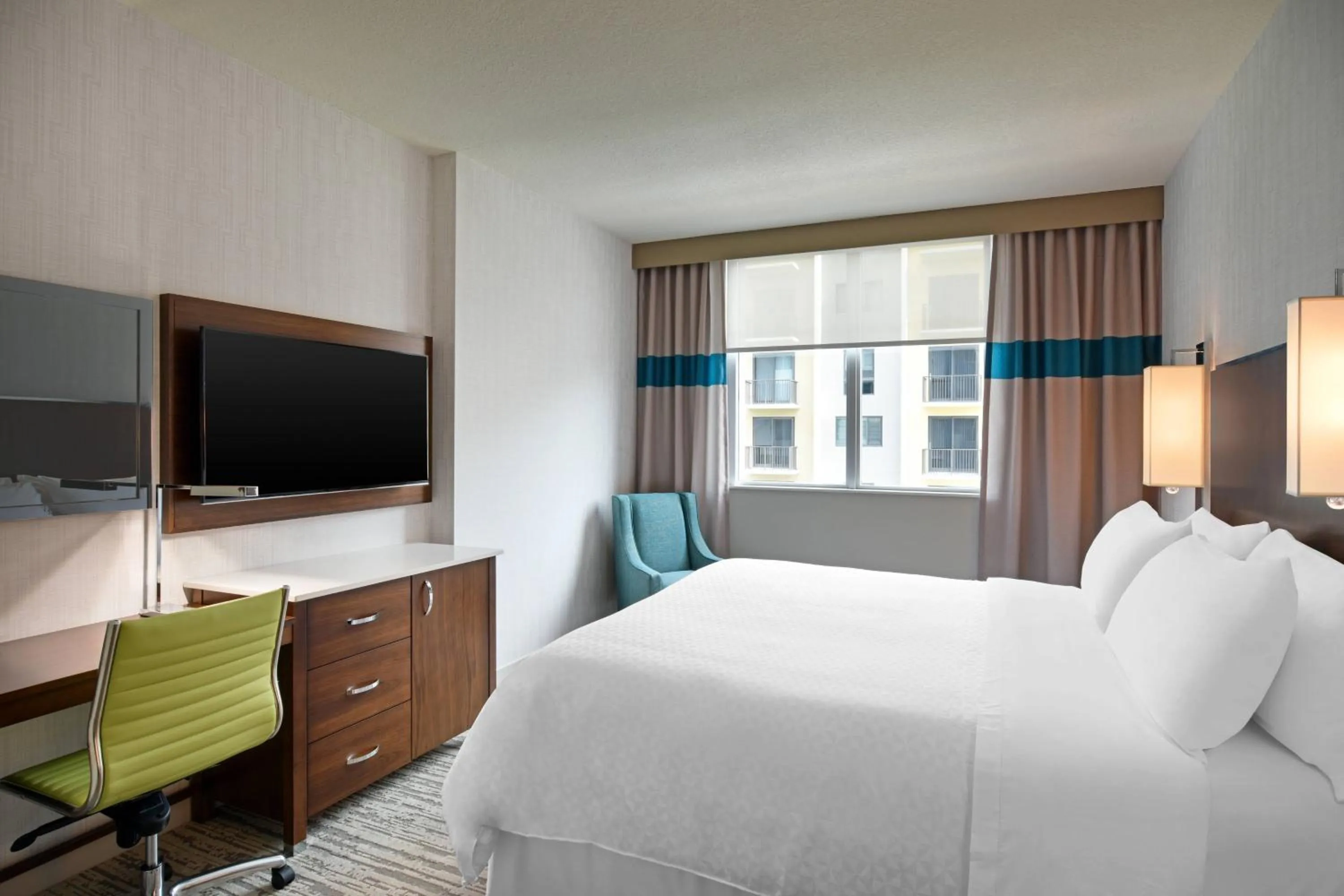 Photo of the whole room, Bed in Four Points by Sheraton Coral Gables