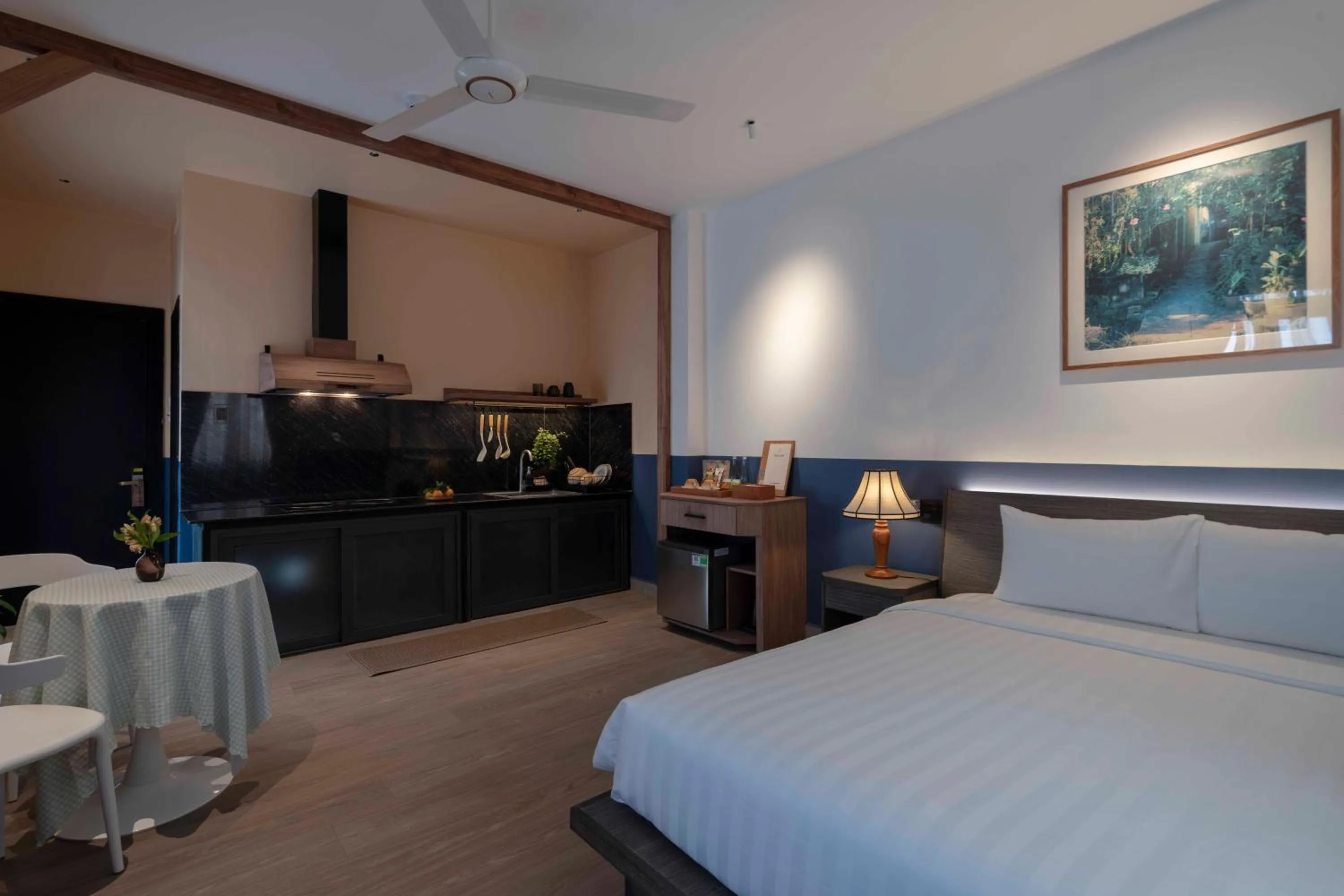 Photo of the whole room, Bed in The Lamp Boutique House