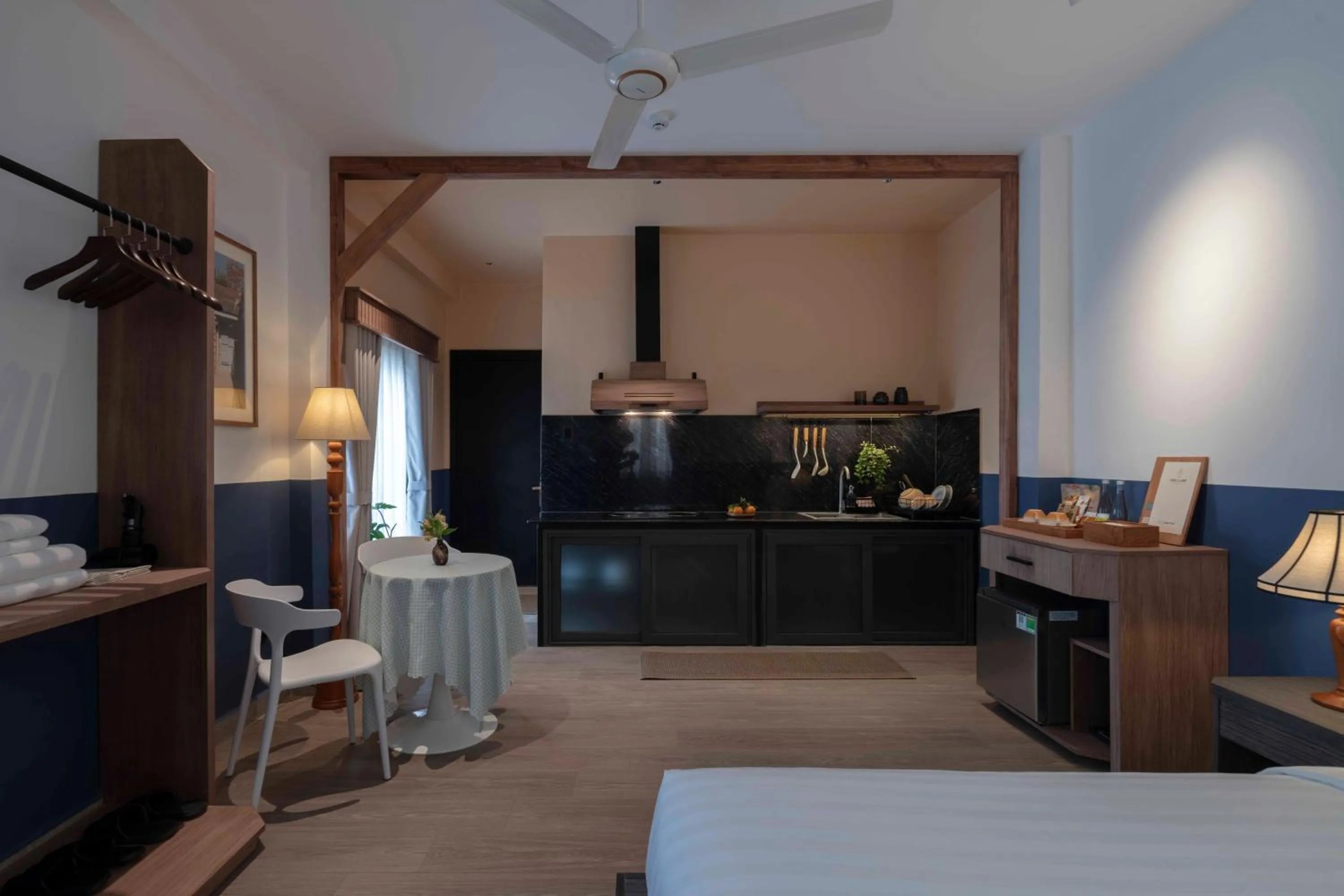 Kitchen or kitchenette, Bed in The Lamp Boutique House