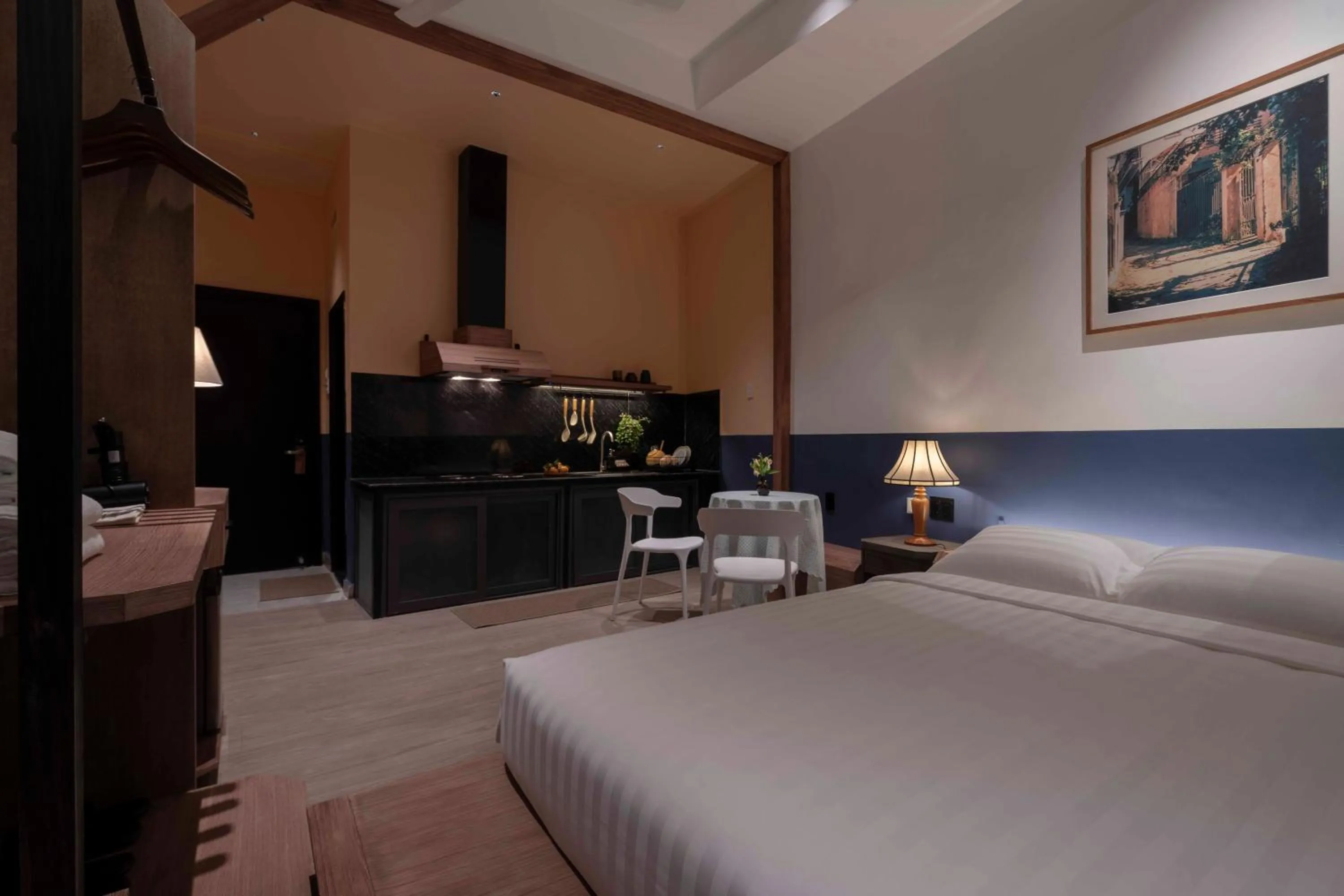 Kitchen or kitchenette, Bed in The Lamp Boutique House