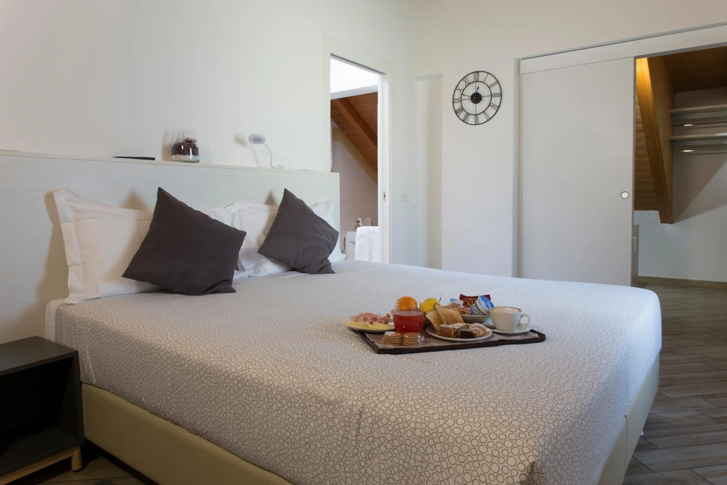 Food and drinks, Bed in BHL Boutique Rooms Legnano