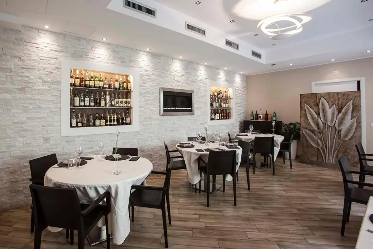 Restaurant/places to eat in BHL Boutique Rooms Legnano