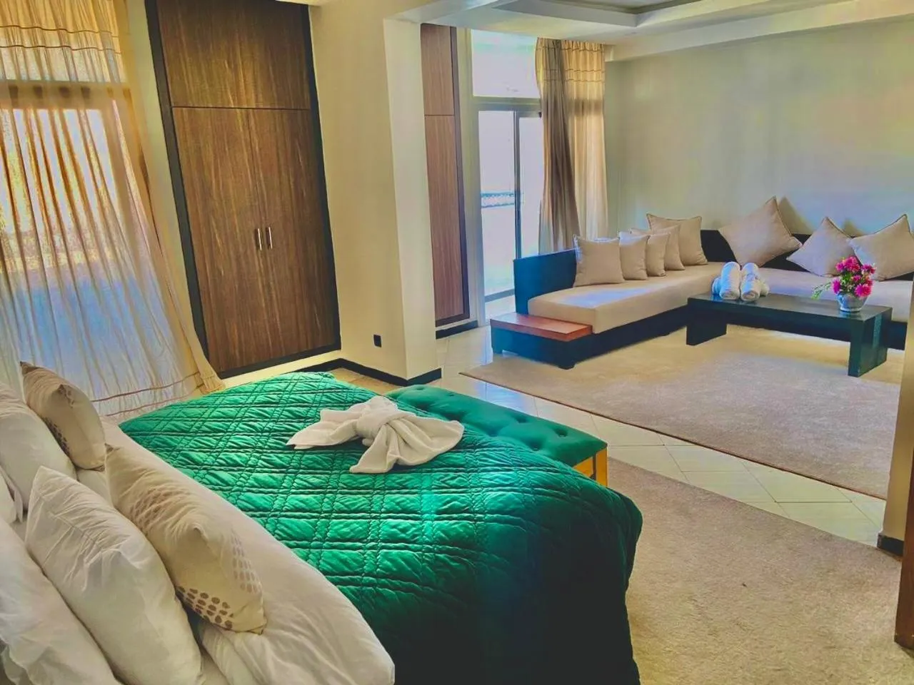 Seating area, Bed in Oscar Hotel