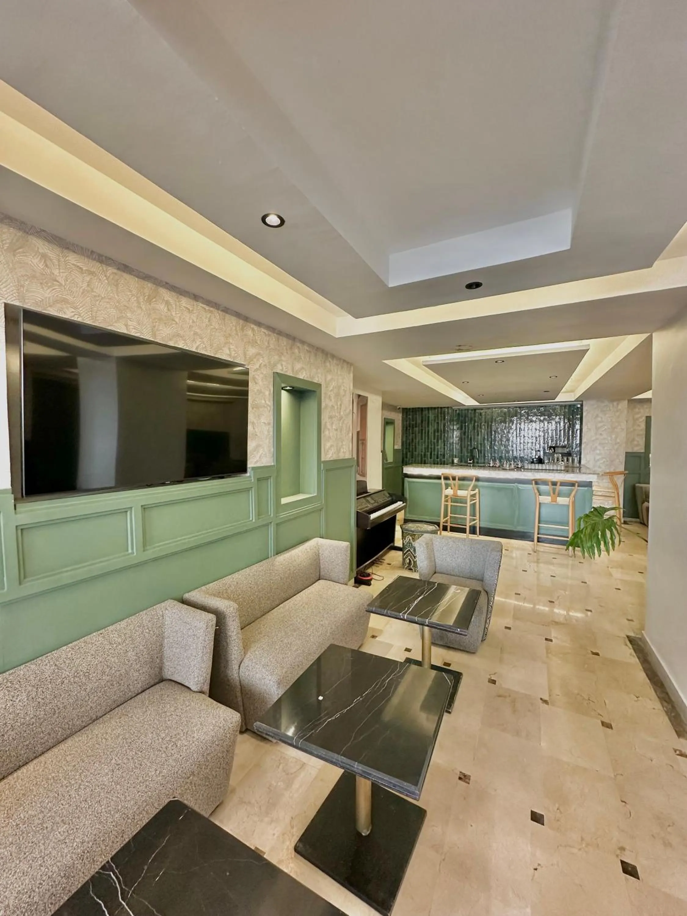 Communal lounge/ TV room in Oscar Hotel