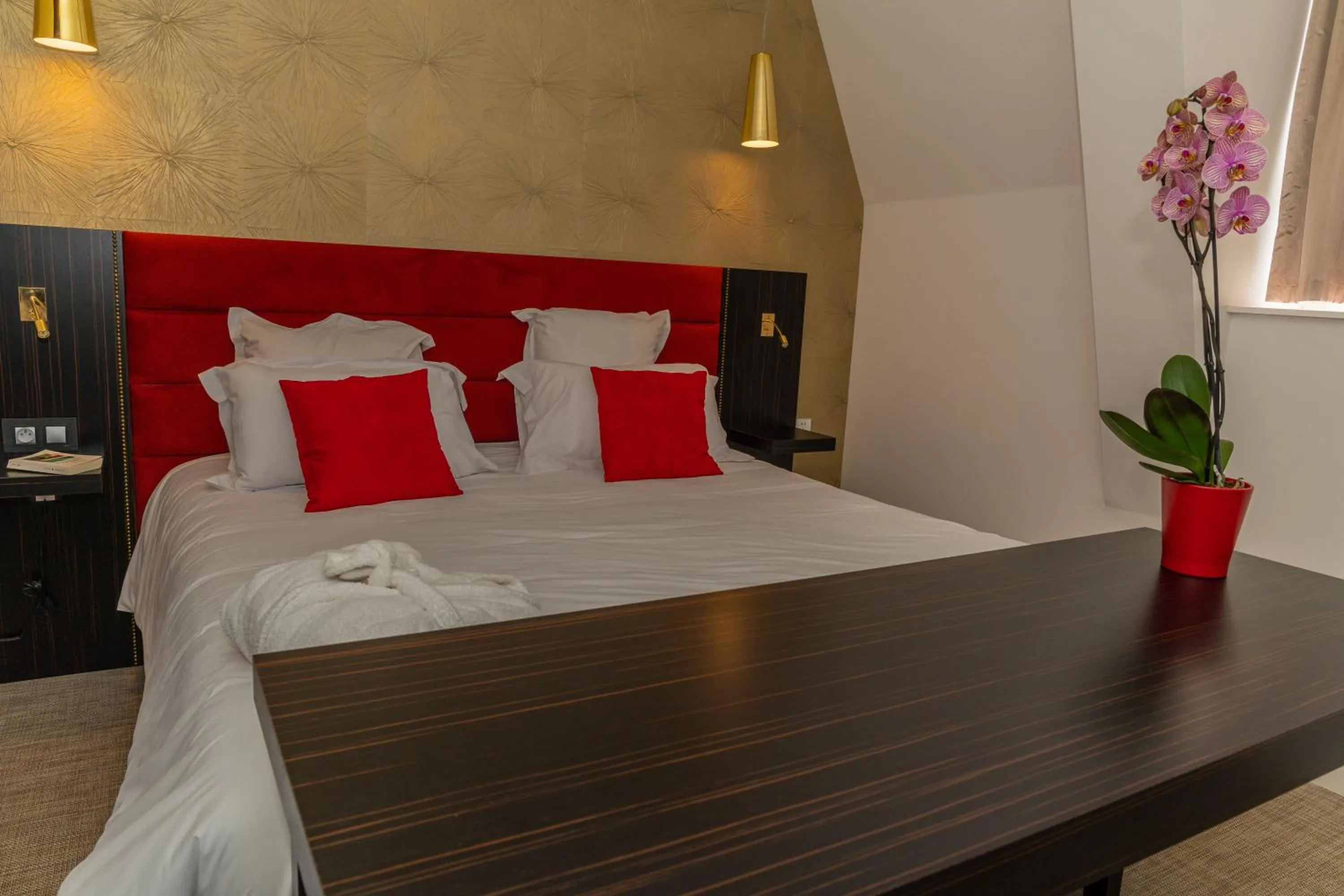 Bedroom, Bed in Les 3 Lieux - Hôtel, Restaurant, Espace sensoriel