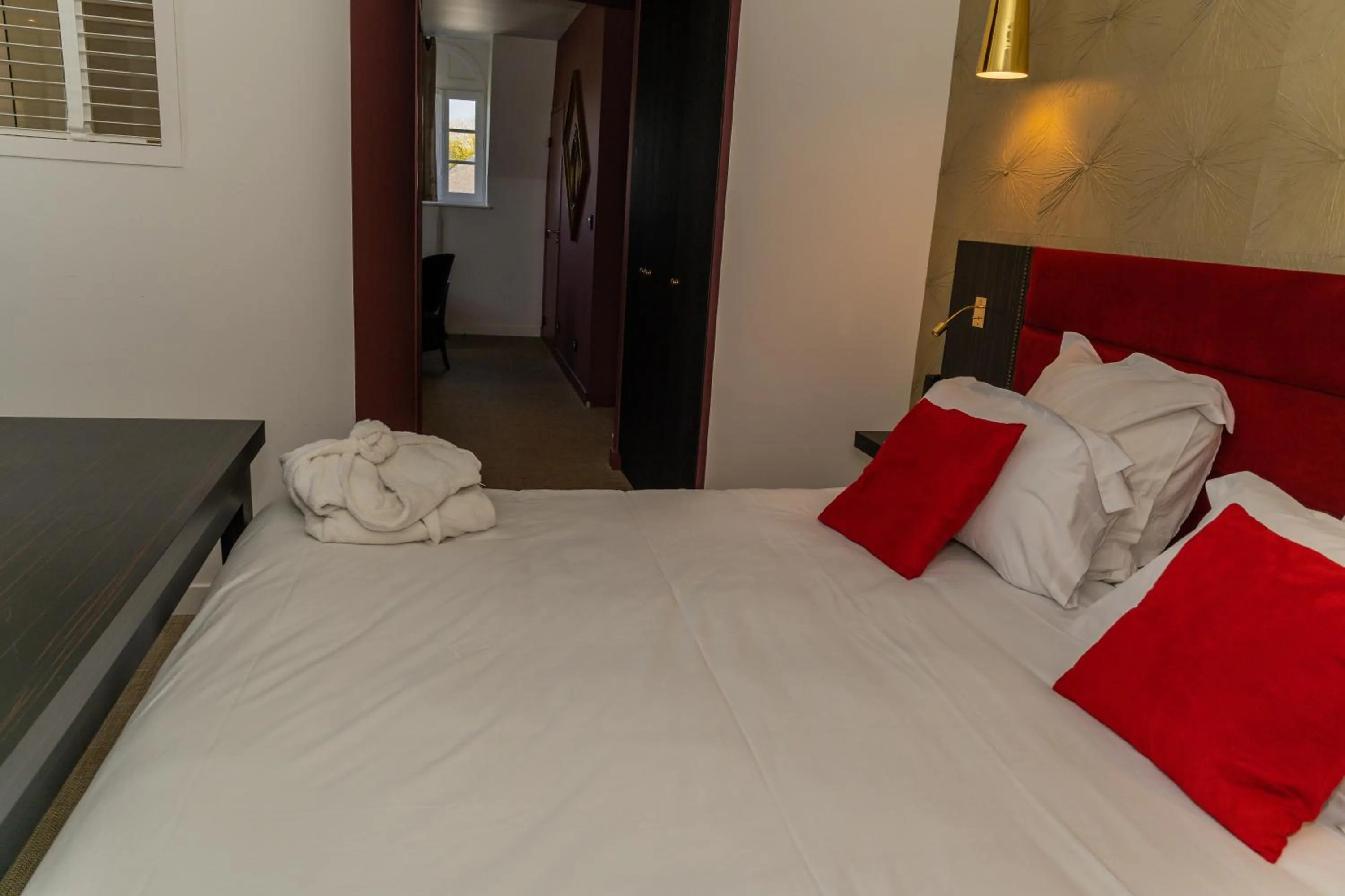 Photo of the whole room, Bed in Les 3 Lieux - Hôtel, Restaurant, Espace sensoriel