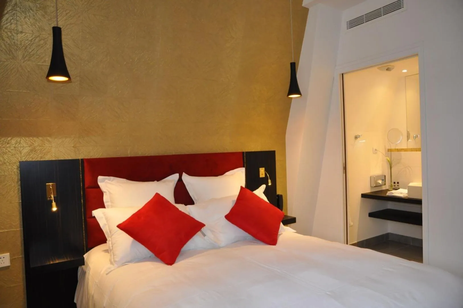 Bedroom, Bed in Les 3 Lieux - Hôtel, Restaurant, Espace sensoriel