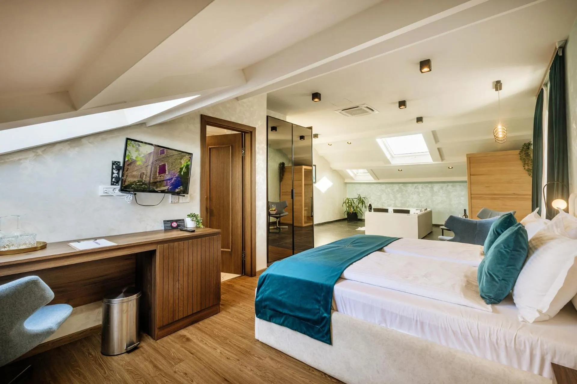 TV and multimedia, Bed in San Valentino Palace, Umag city center