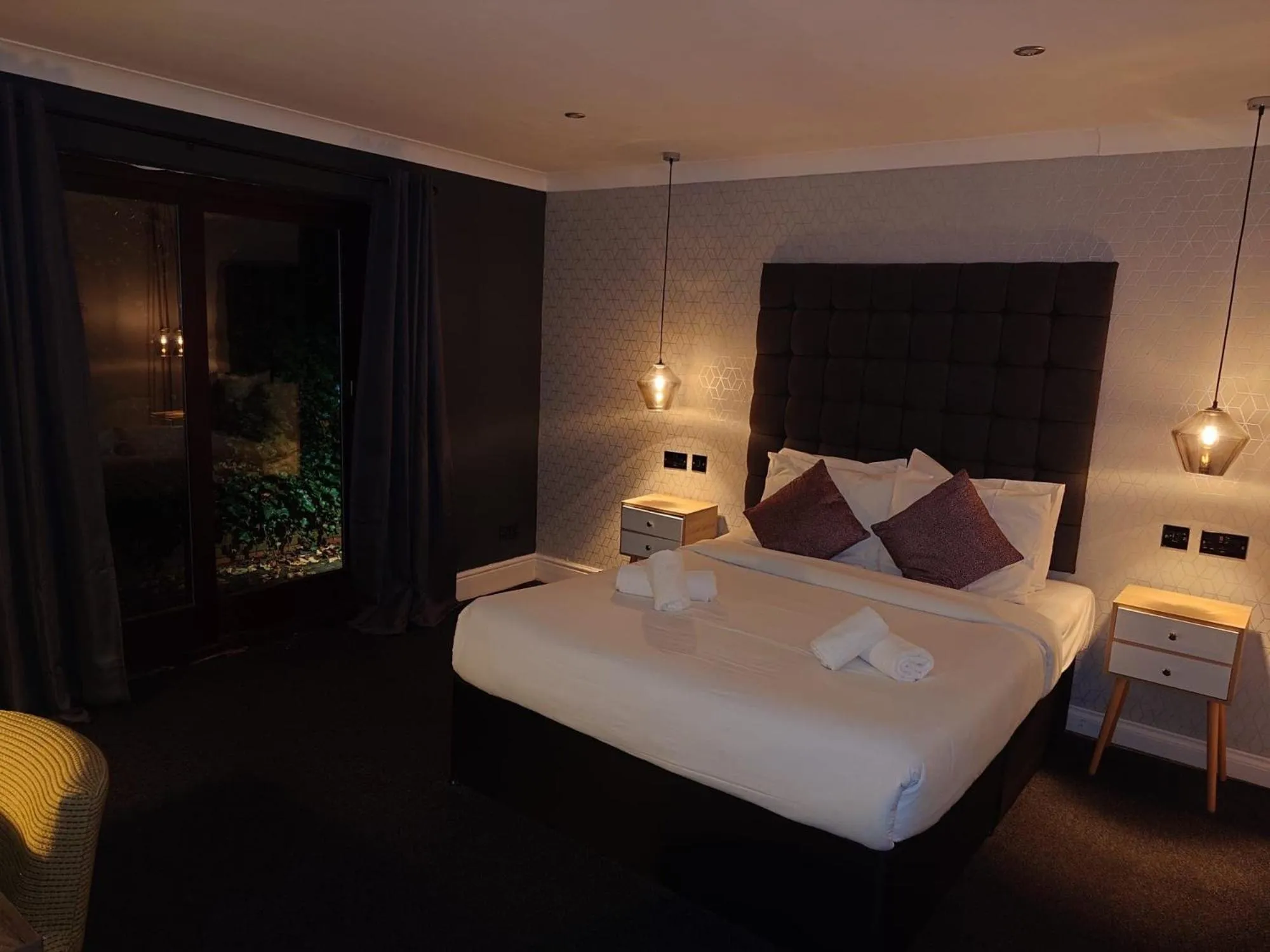 Bedroom, Bed in Dancenter Birmingham Airport near NEC