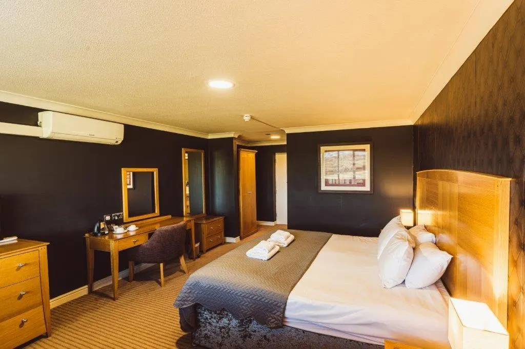 Bedroom, Bed in Dancenter Birmingham Airport near NEC