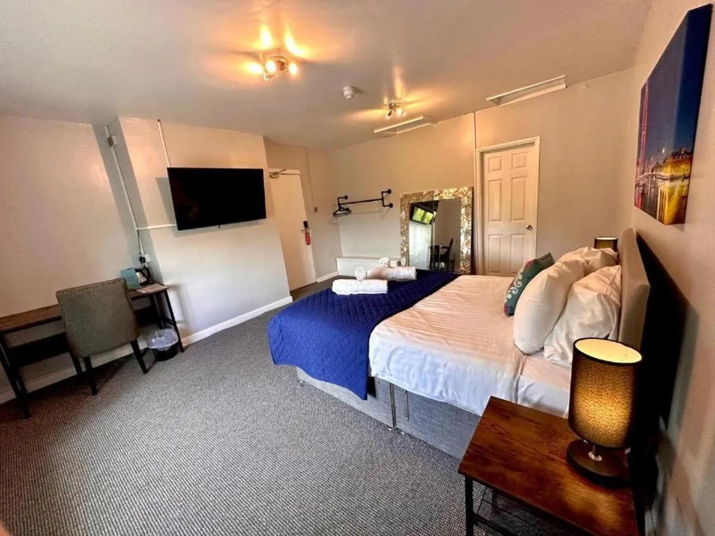 Bedroom, Bed in Dancenter Birmingham Airport near NEC