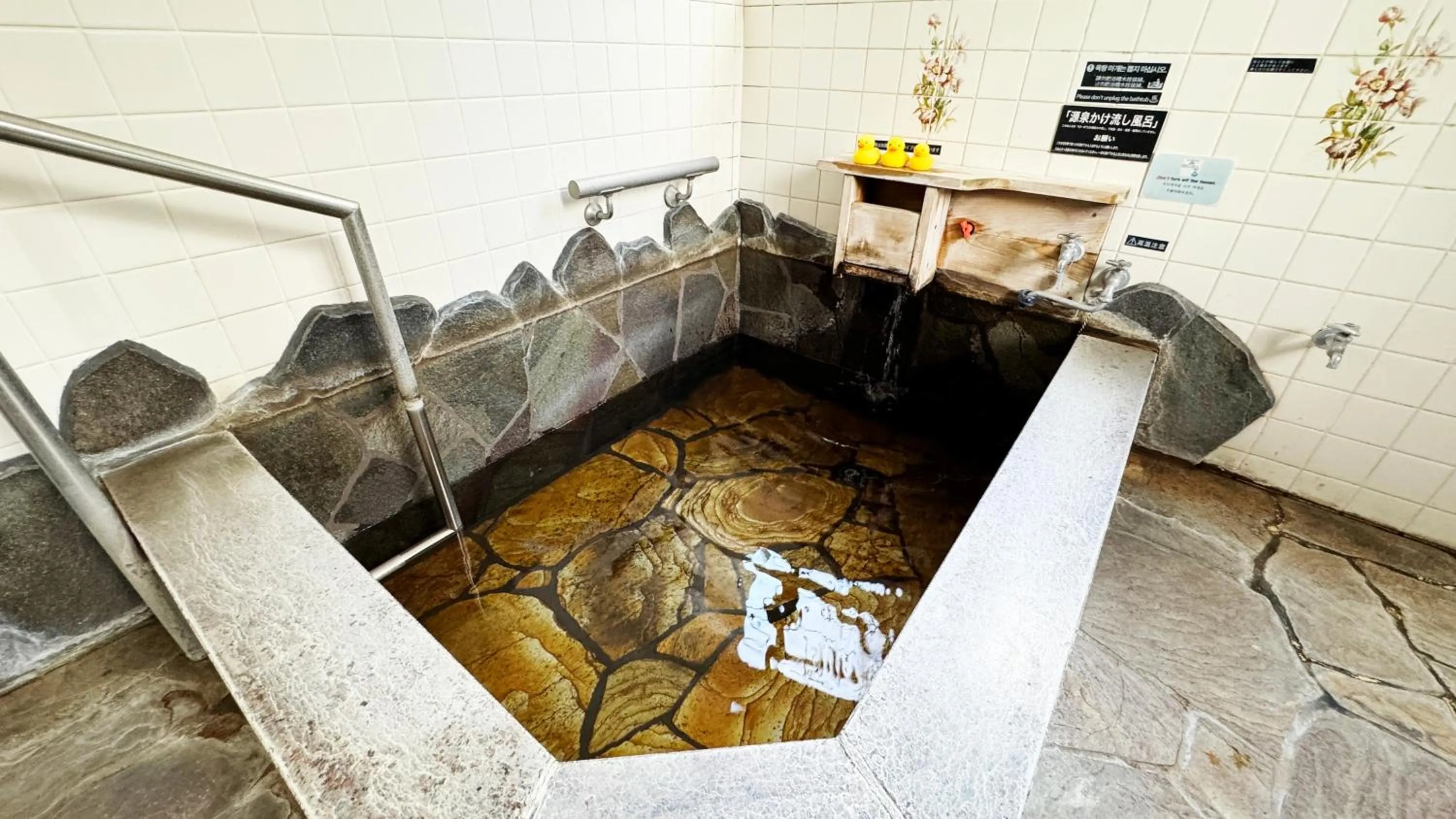 Hot Spring Bath in Yufuin Tabinokura