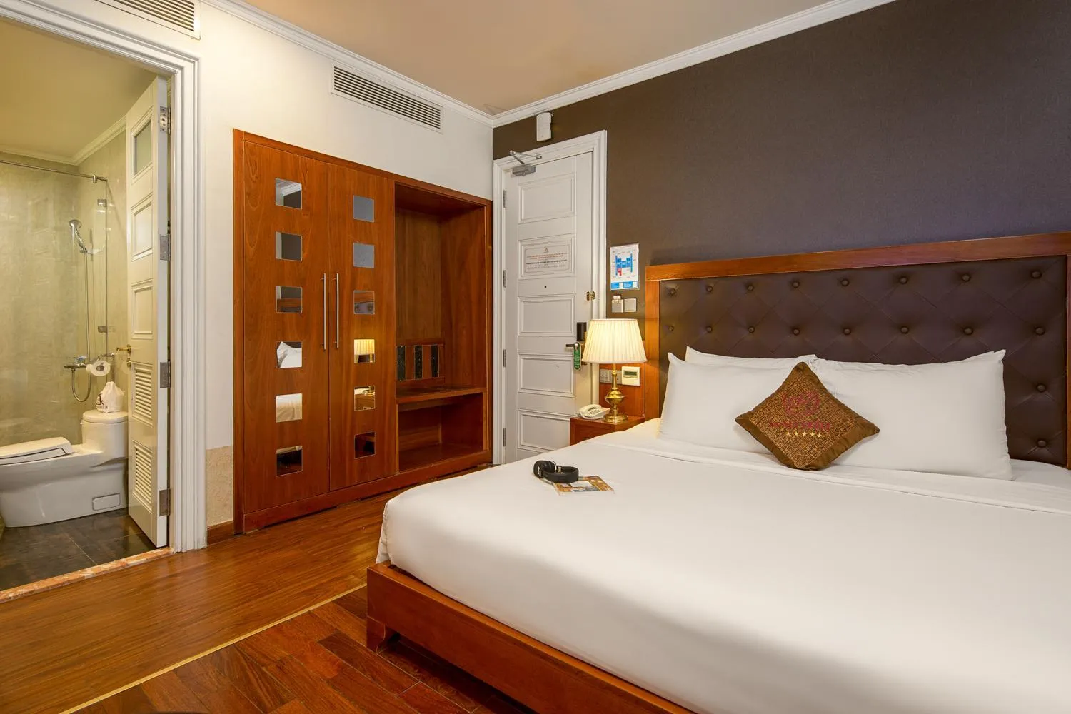 Bathroom, Bed in Samdi Da Nang Central Hotel