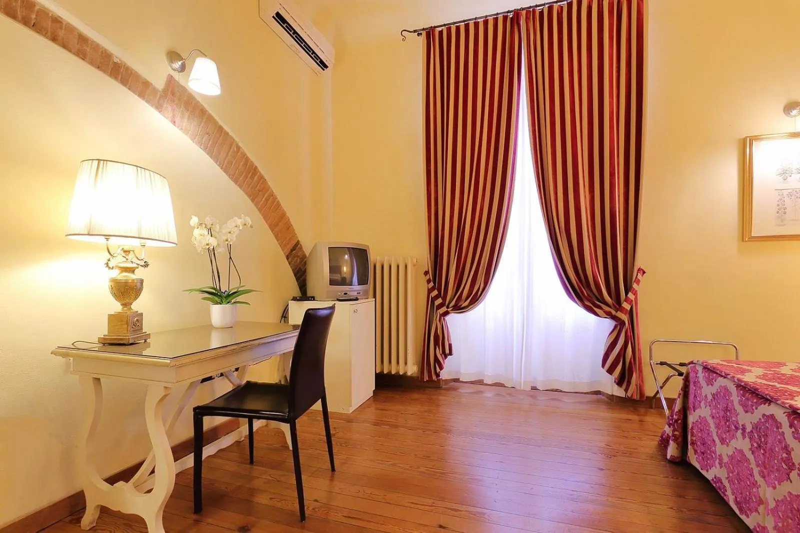 Bed in Relais Lavagnini Florence