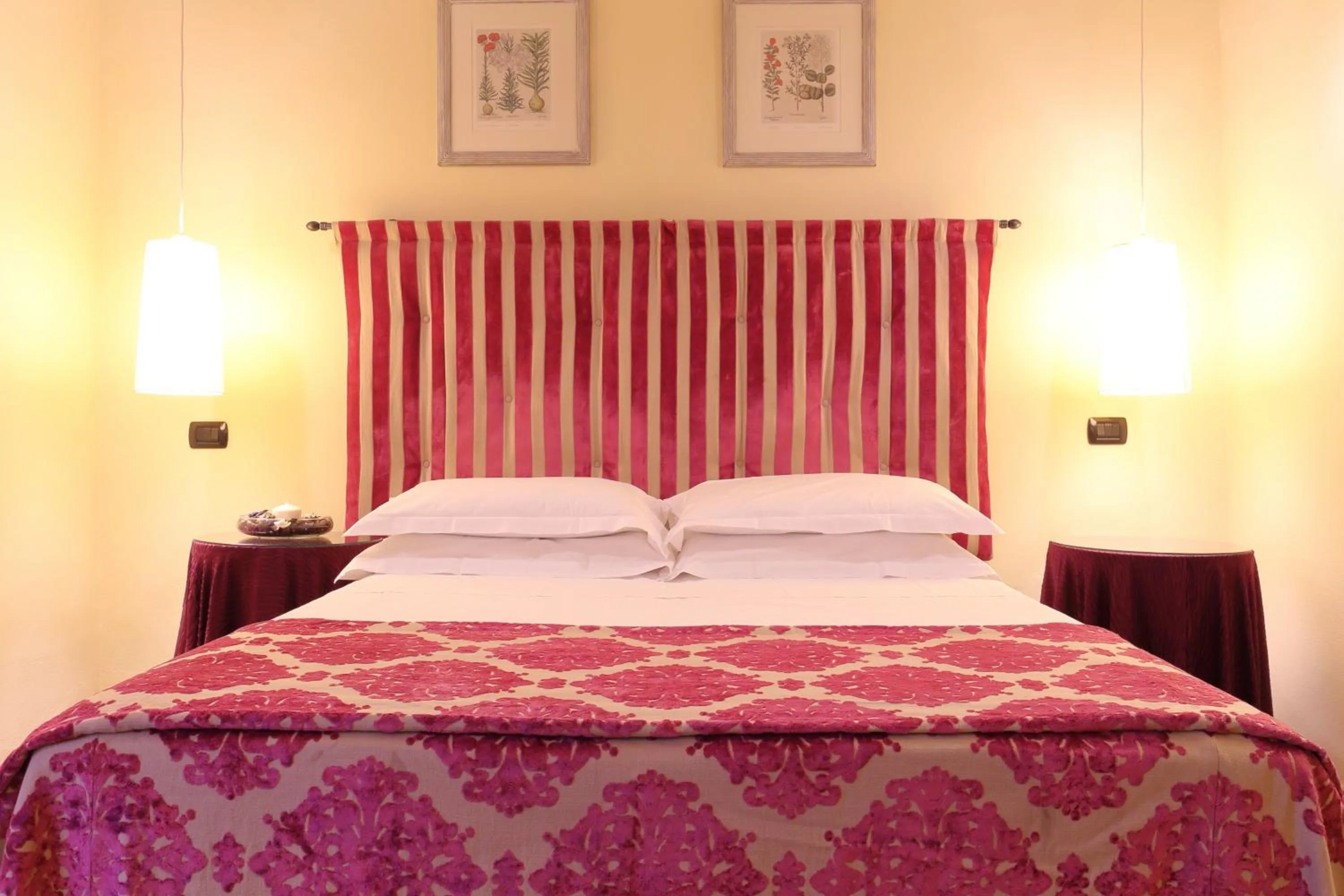 Bed in Relais Lavagnini Florence