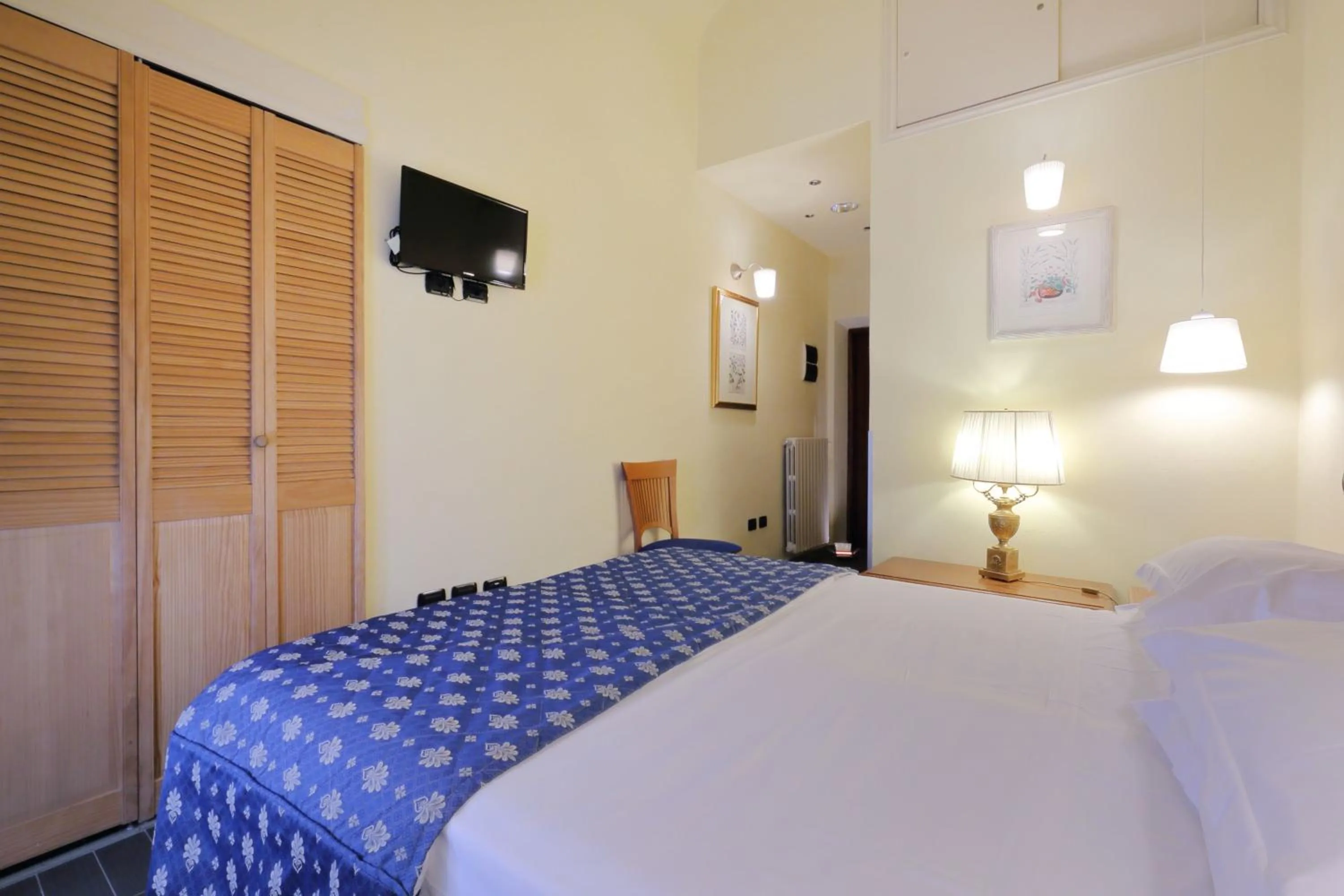 Photo of the whole room, Bed in Relais Lavagnini Florence