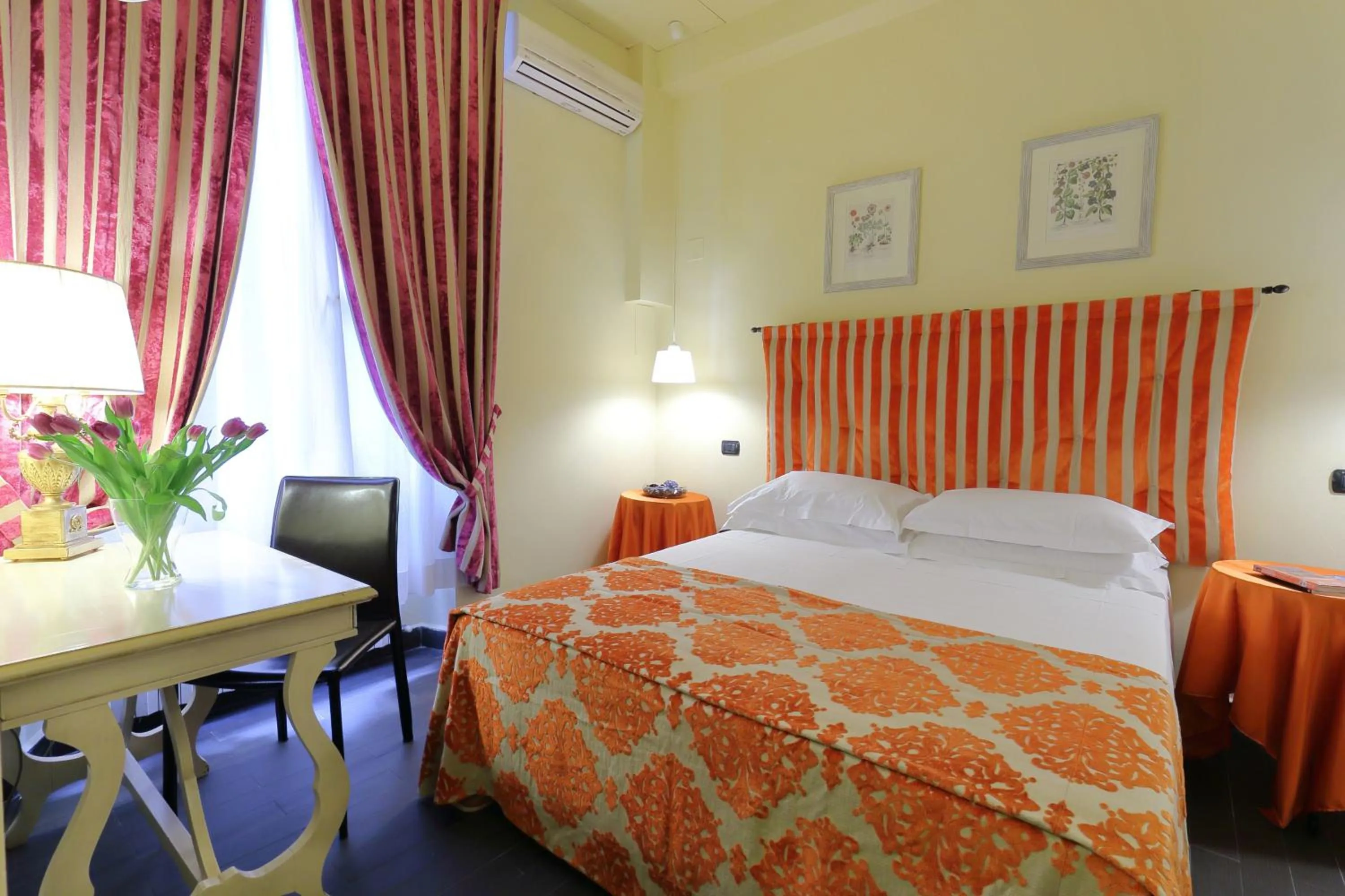 Bed in Relais Lavagnini Florence