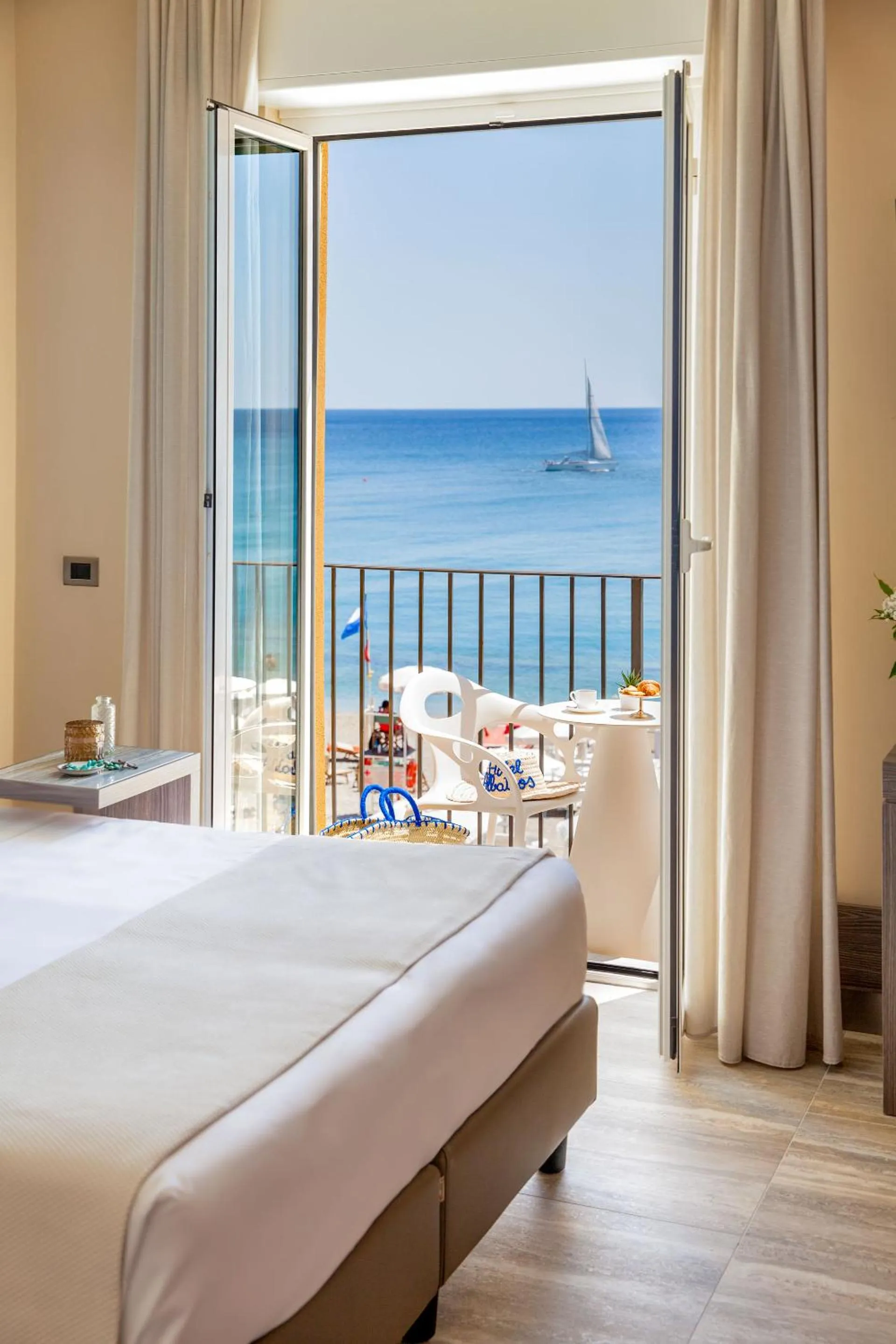 View (from property/room), Bed in Hotel Albatros Varigotti