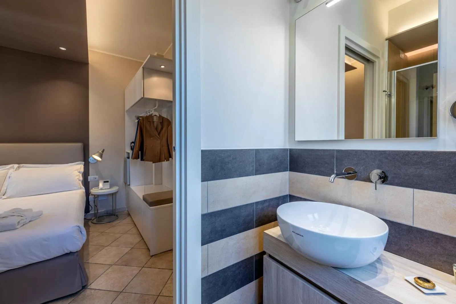 Bathroom, Bed in Hotel Albatros Varigotti