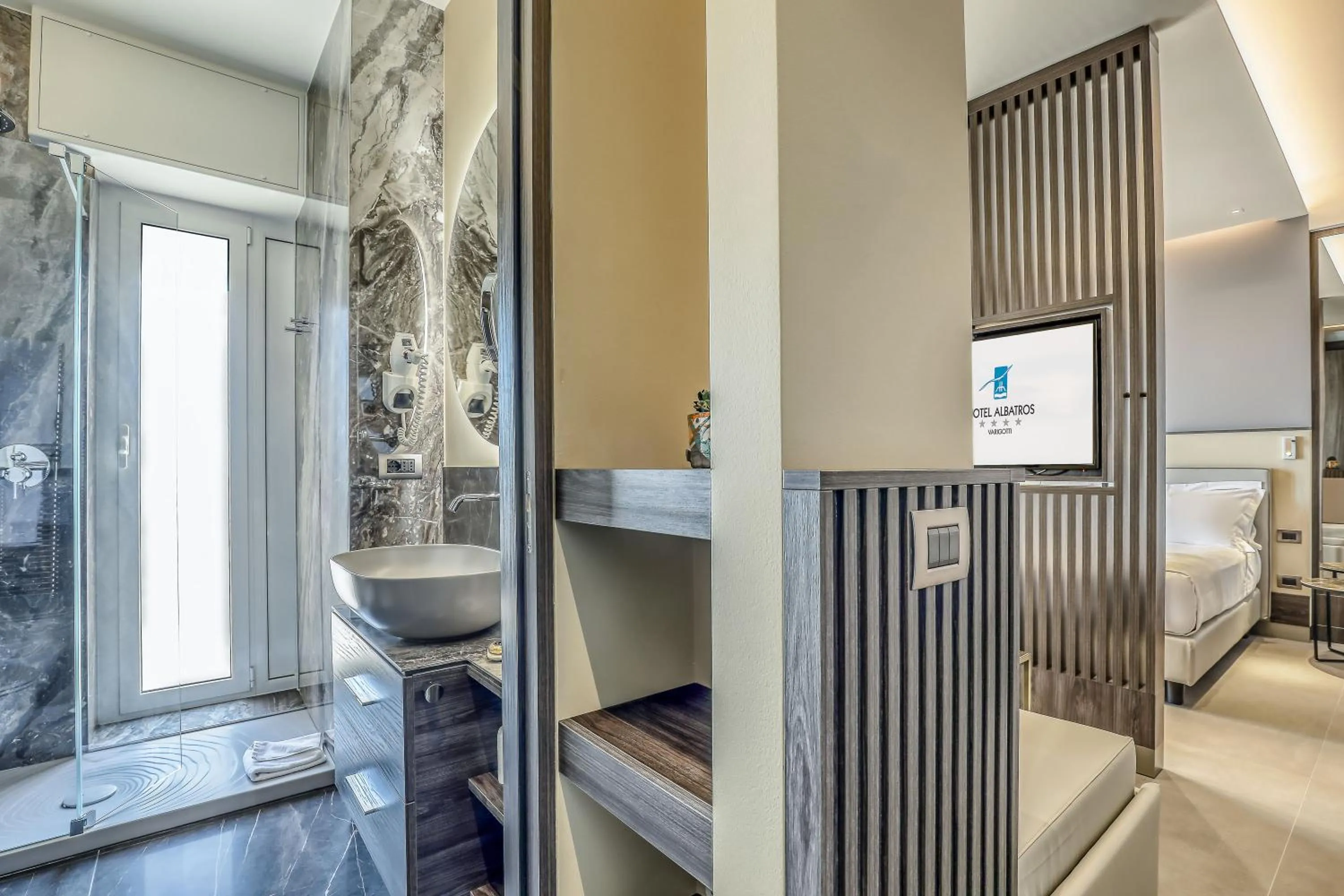 Bathroom, Bed in Hotel Albatros Varigotti