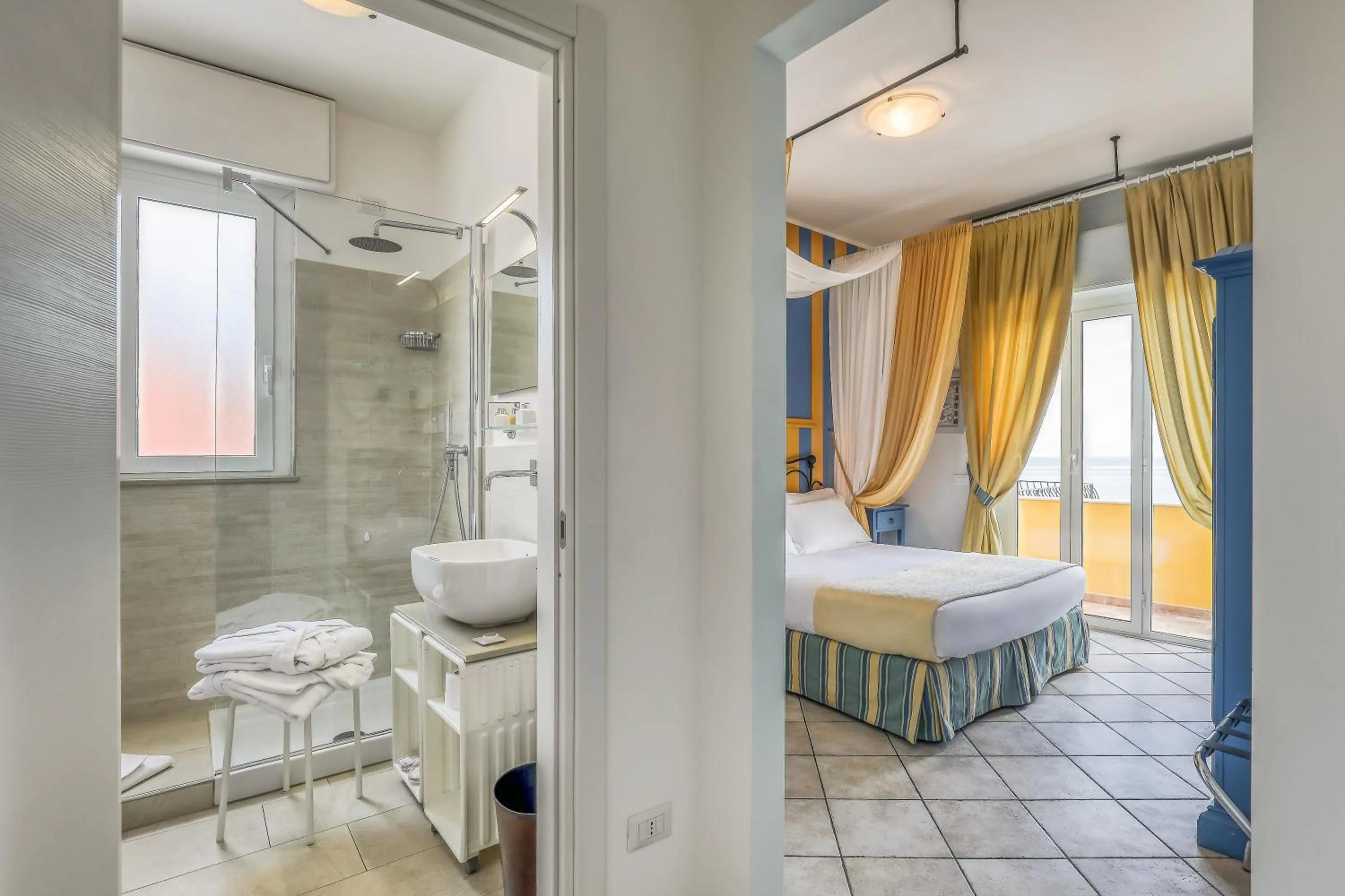Bathroom, Bed in Hotel Albatros Varigotti