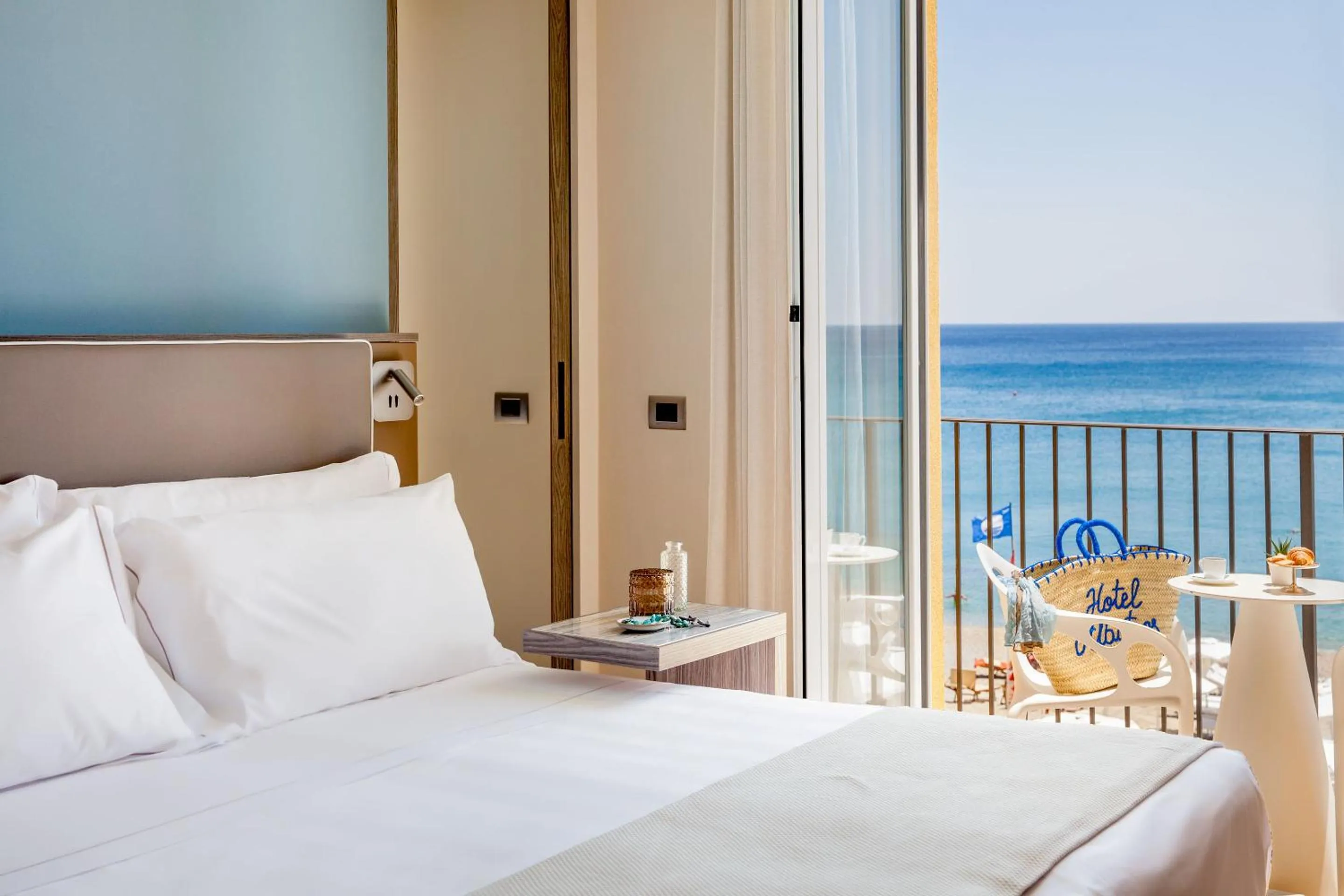 View (from property/room), Bed in Hotel Albatros Varigotti