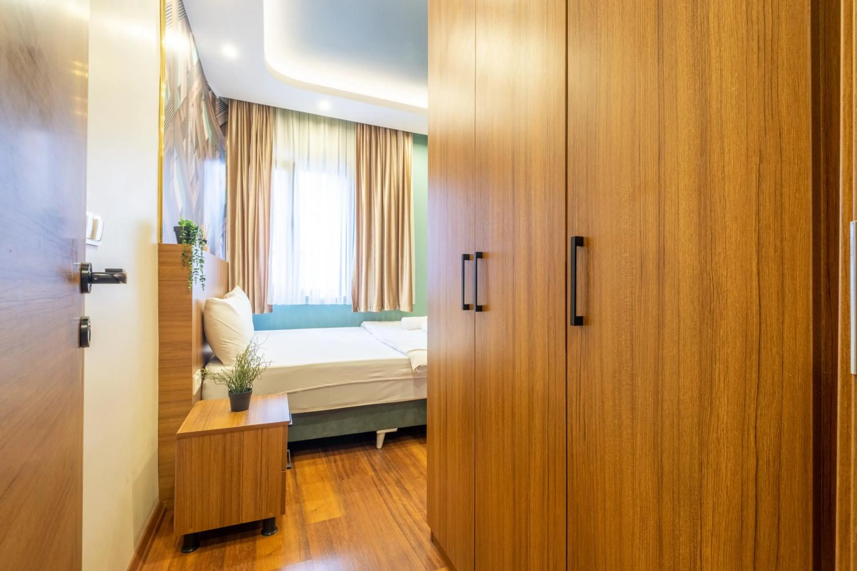 wardrobe, Bed in İstanbulites Hotel