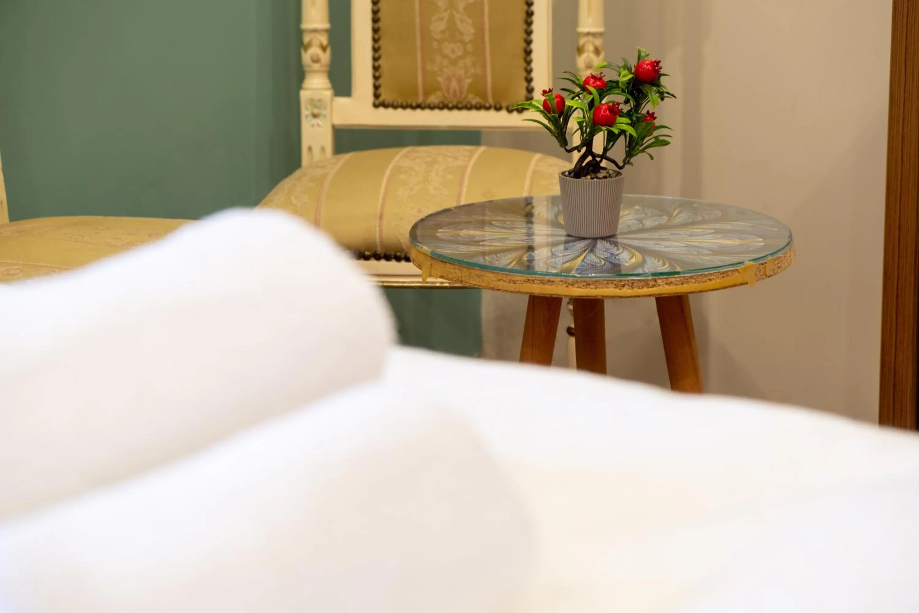 Seating area, Bed in İstanbulites Hotel
