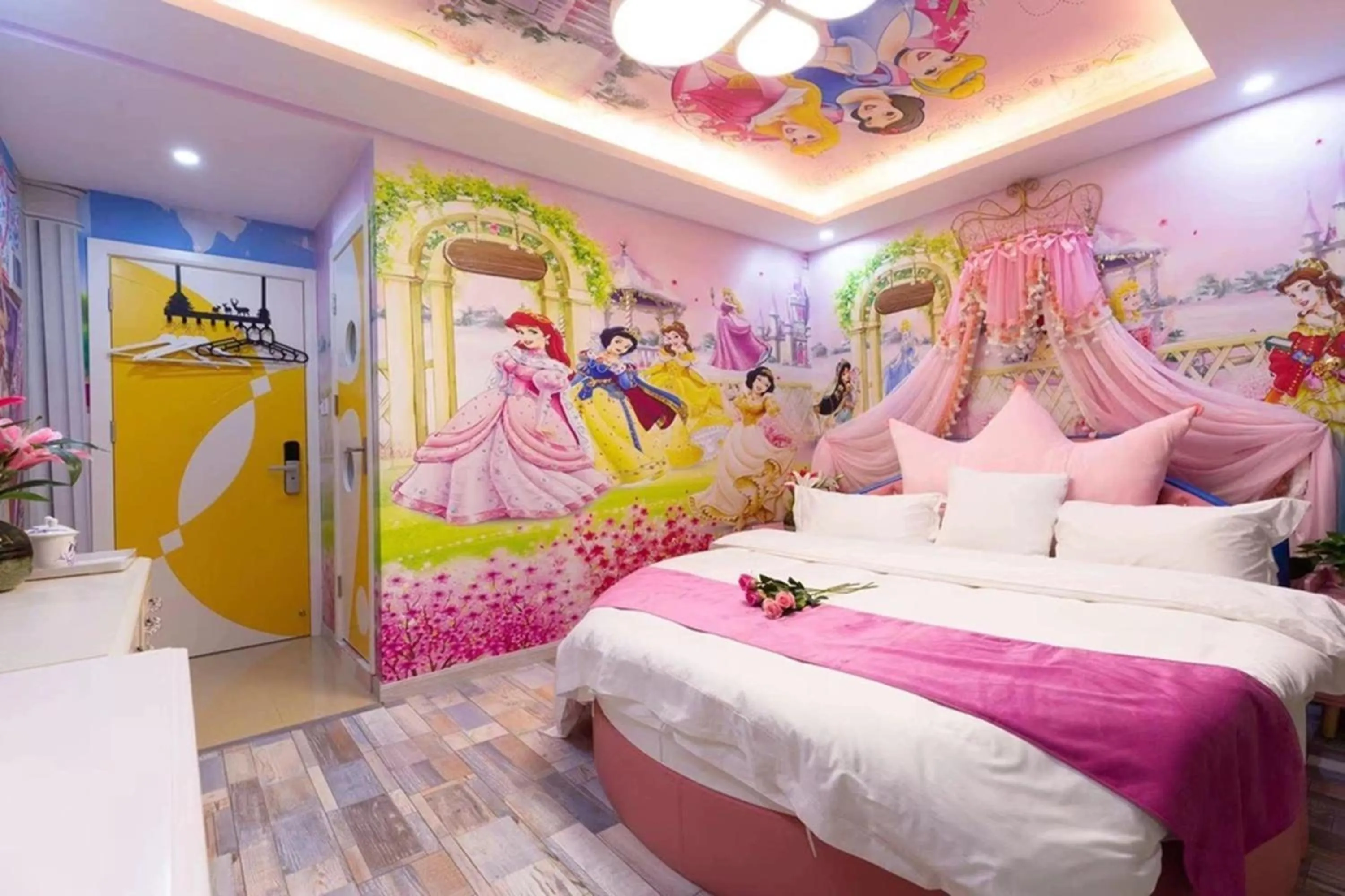 Communal lounge/ TV room, Bed in Shanghai Lanfeng Intelligent Light - Shanghai Disney Branch,Provide airport pickup service at PuD'ong Airport andDisneyland shuttle service