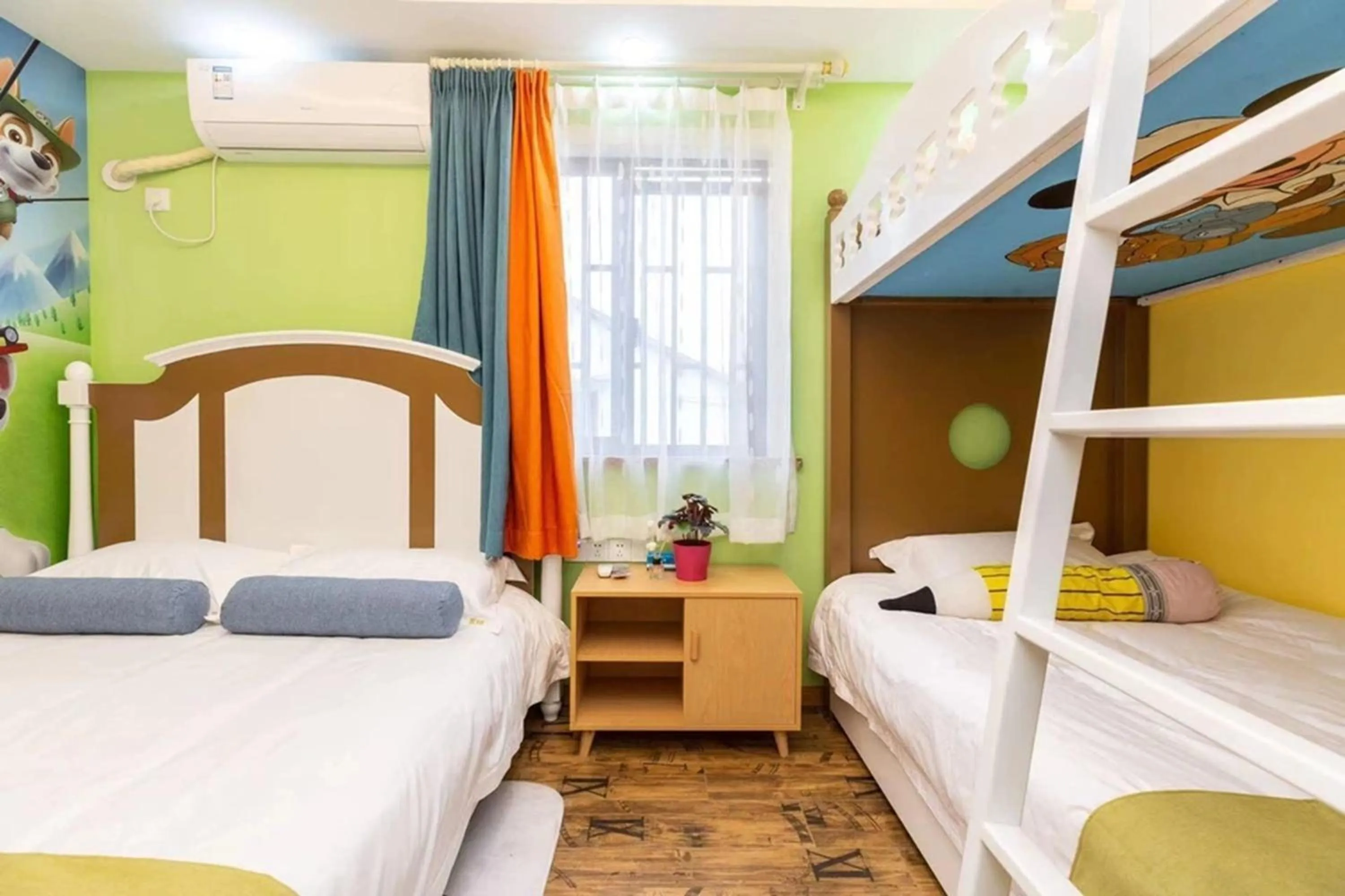 Bed in Shanghai Lanfeng Intelligent Light - Shanghai Disney Branch,Provide airport pickup service at PuD'ong Airport andDisneyland shuttle service