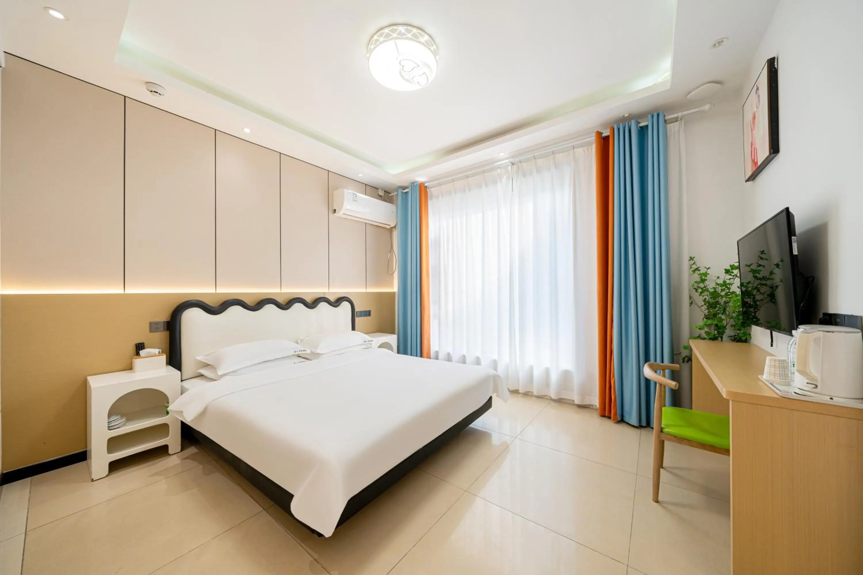 TV and multimedia, Bed in Shanghai Lanfeng Intelligent Light - Shanghai Disney Branch,Provide airport pickup service at PuD'ong Airport andDisneyland shuttle service