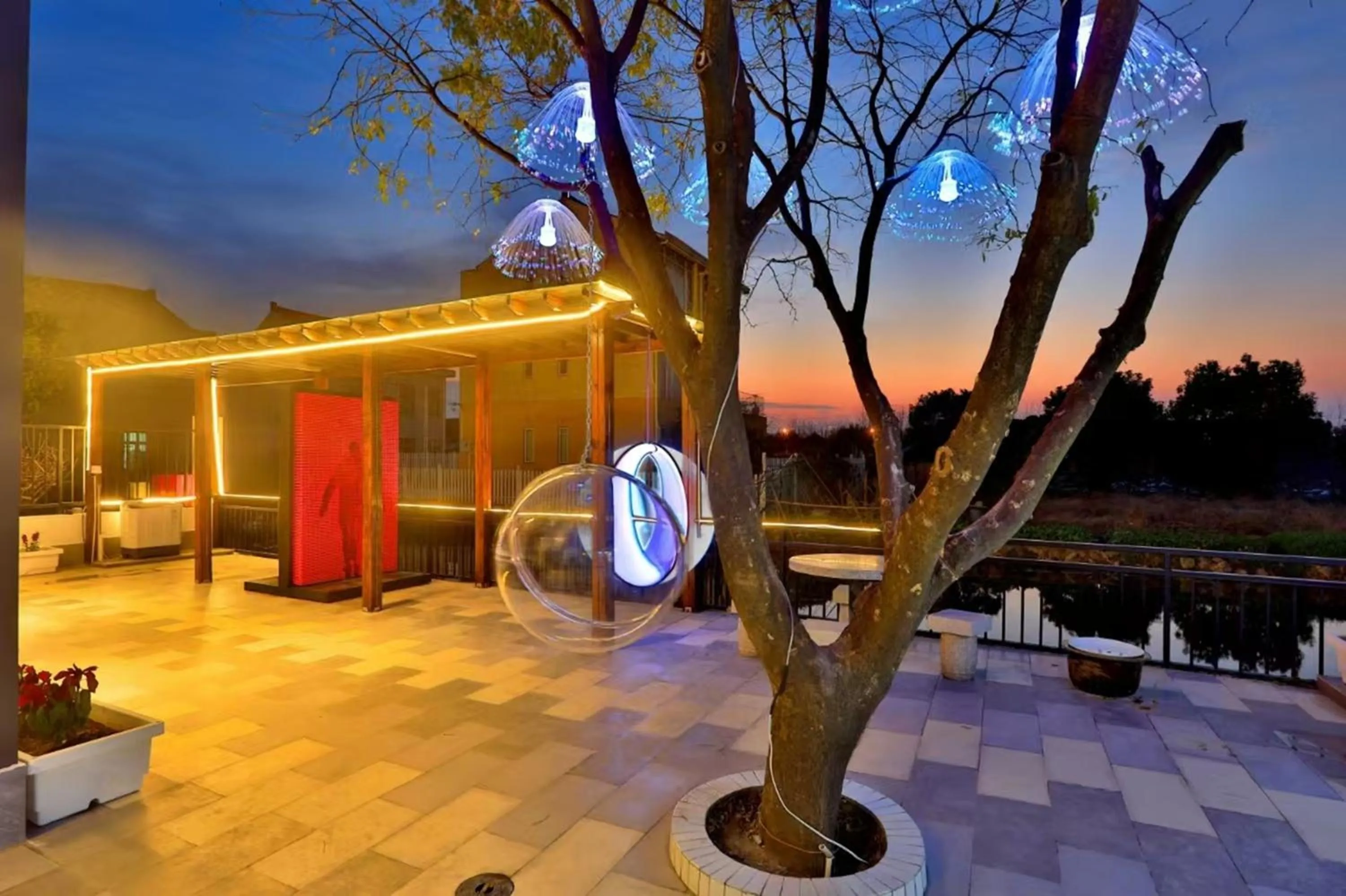 Night in Shanghai Lanfeng Intelligent Light - Shanghai Disney Branch,Provide airport pickup service at PuD'ong Airport andDisneyland shuttle service