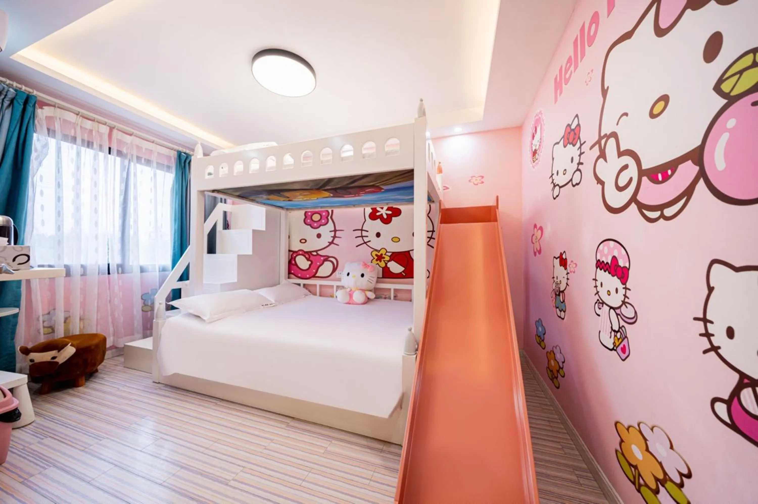 Bed in Shanghai Lanfeng Intelligent Light - Shanghai Disney Branch,Provide airport pickup service at PuD'ong Airport andDisneyland shuttle service