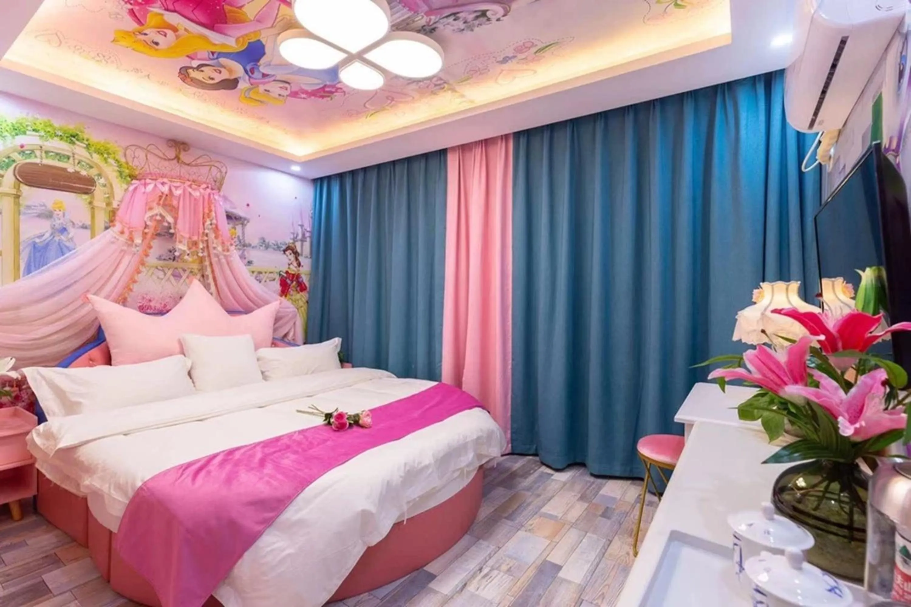 Bed in Shanghai Lanfeng Intelligent Light - Shanghai Disney Branch,Provide airport pickup service at PuD'ong Airport andDisneyland shuttle service