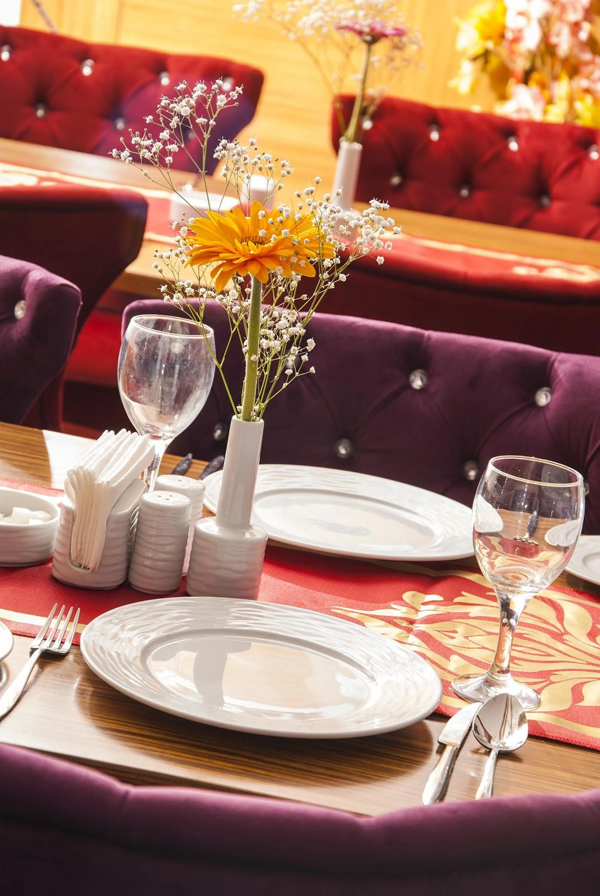 Restaurant/places to eat in Demosan City Hotel