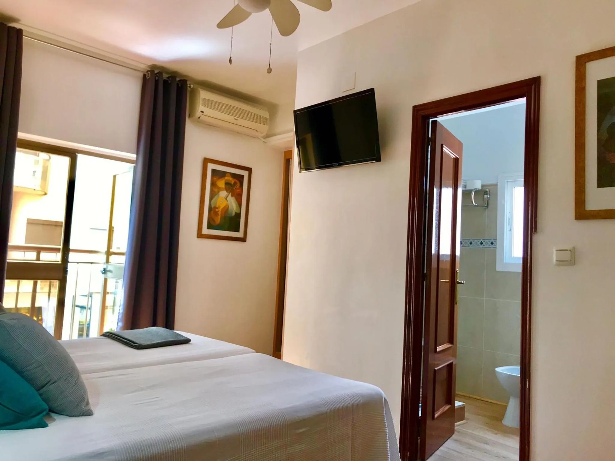 TV and multimedia, Bed in Guadalupe Cozy Inns