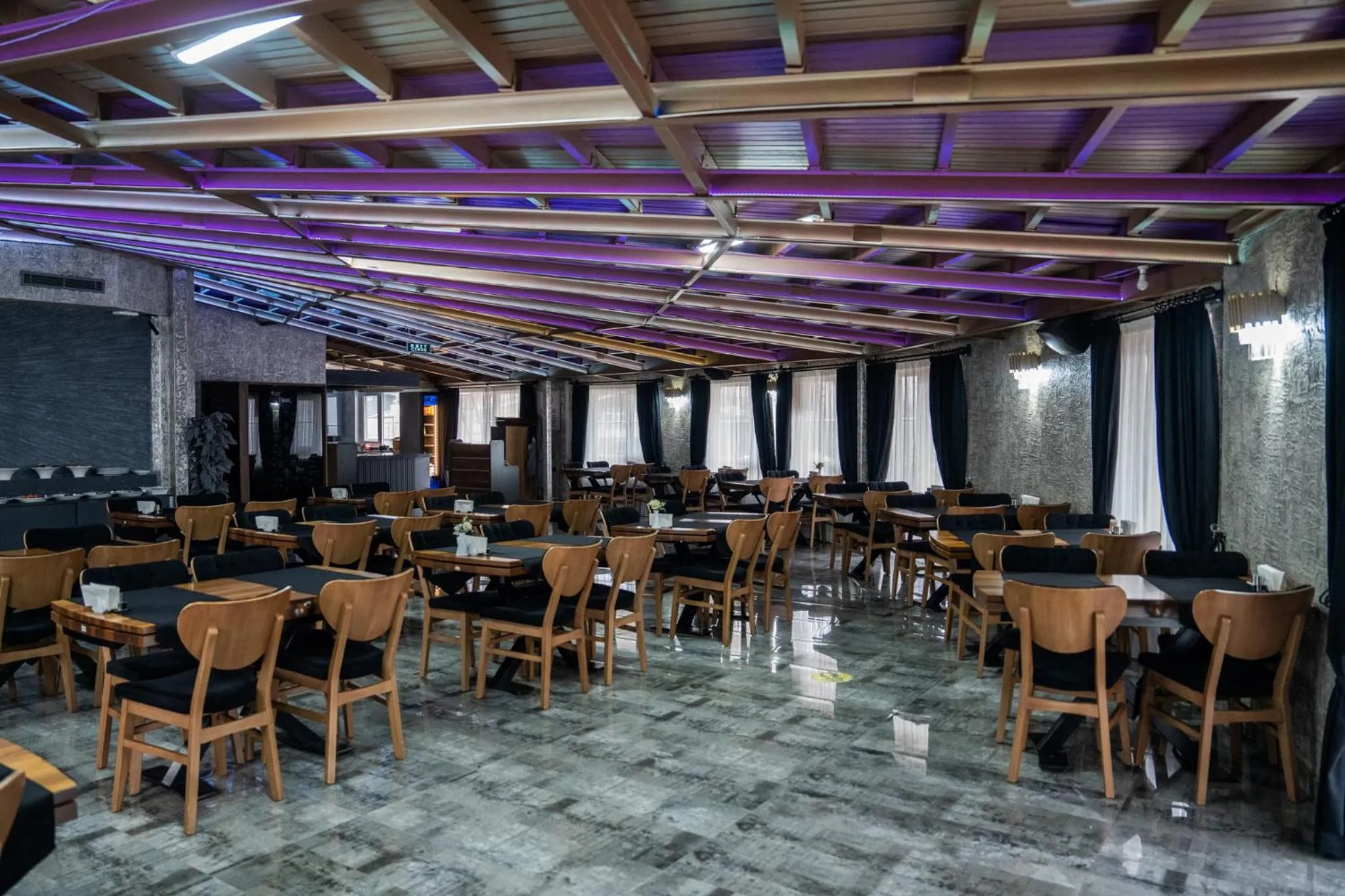 Restaurant/places to eat in saffari otel