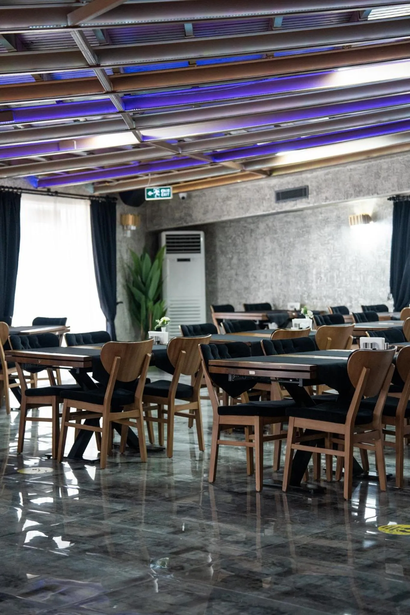 Restaurant/places to eat in saffari otel