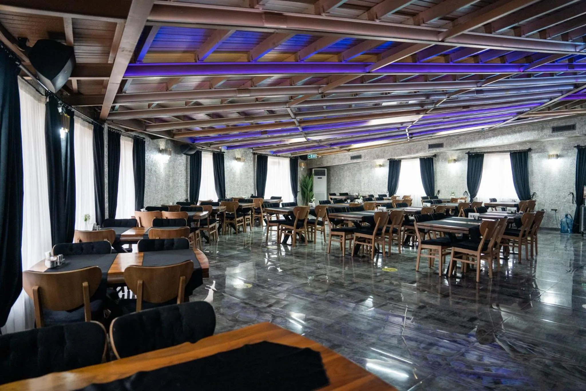 Restaurant/places to eat in saffari otel