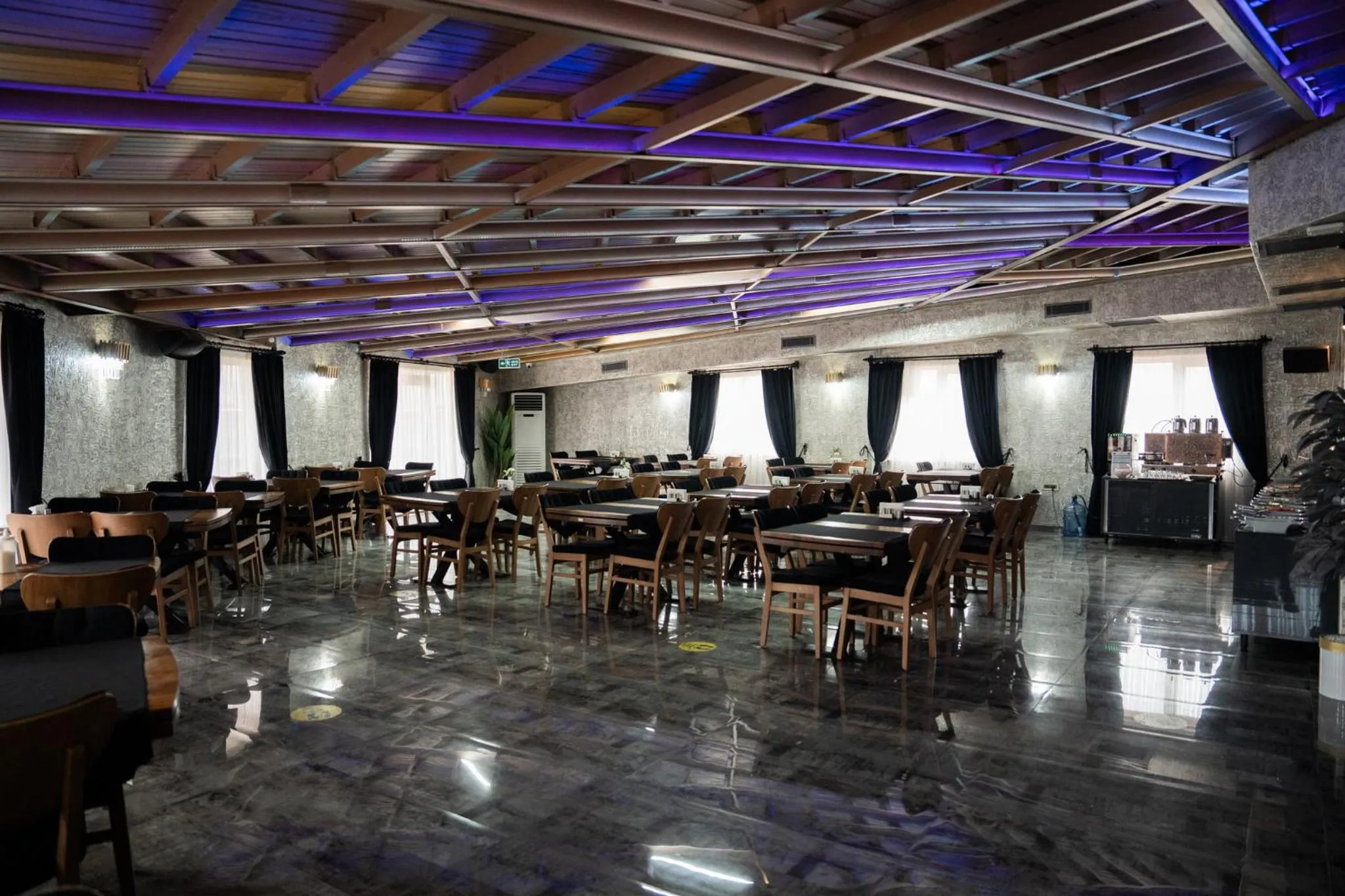 Restaurant/places to eat in saffari otel