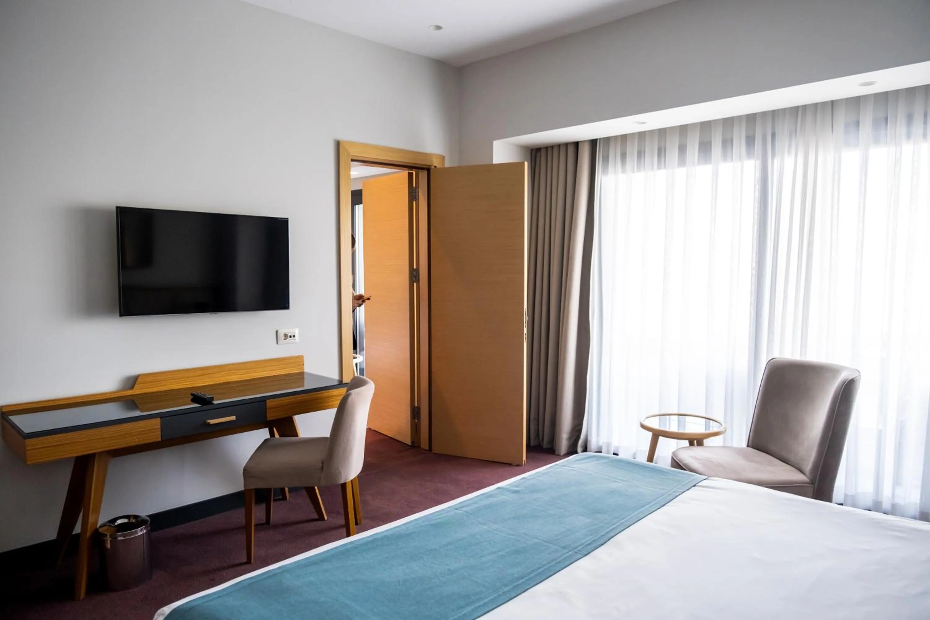 Seating area, Bed in Ramada Plaza Hotel & Spa Trabzon