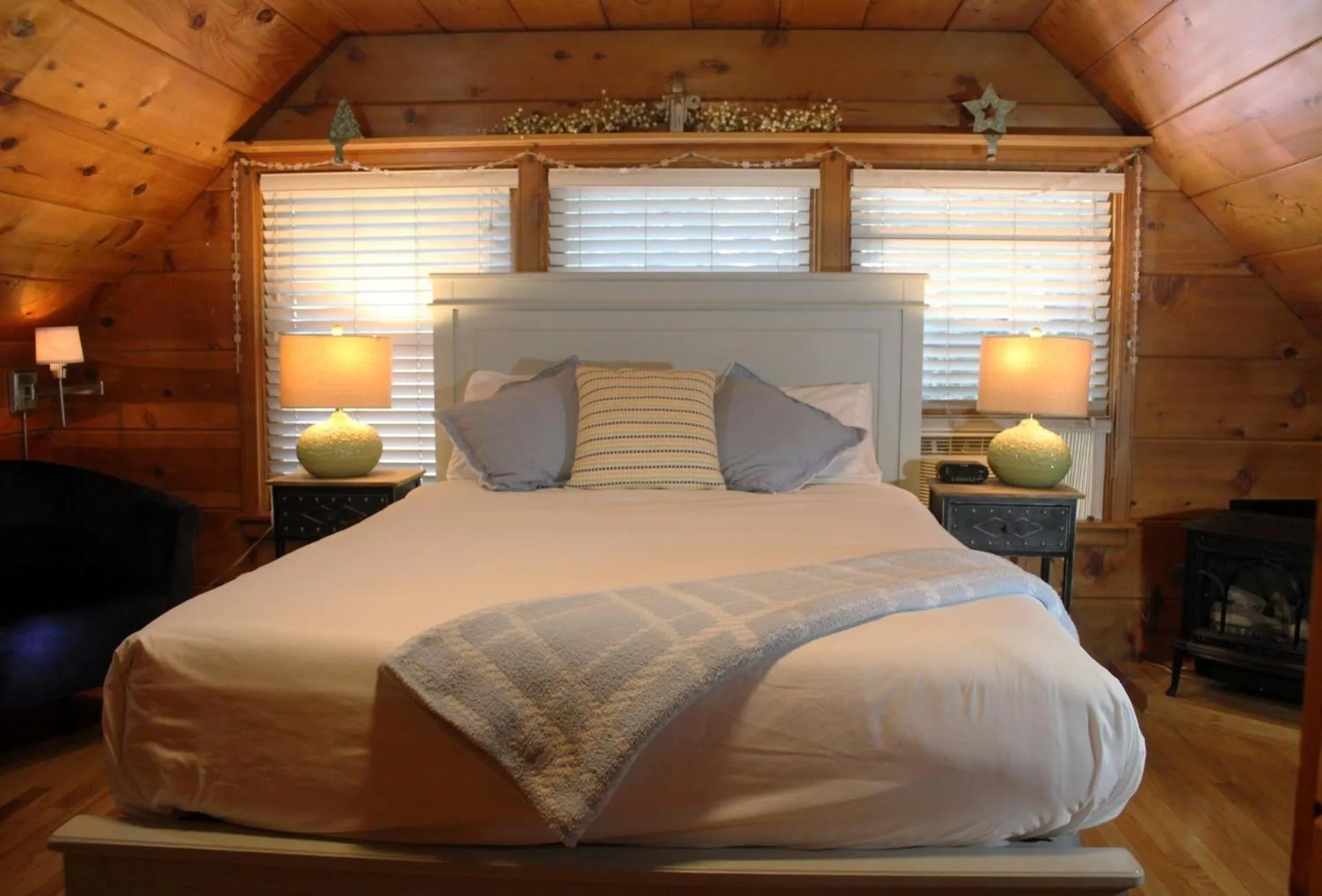 Bed in Elliott House Boutique Inn